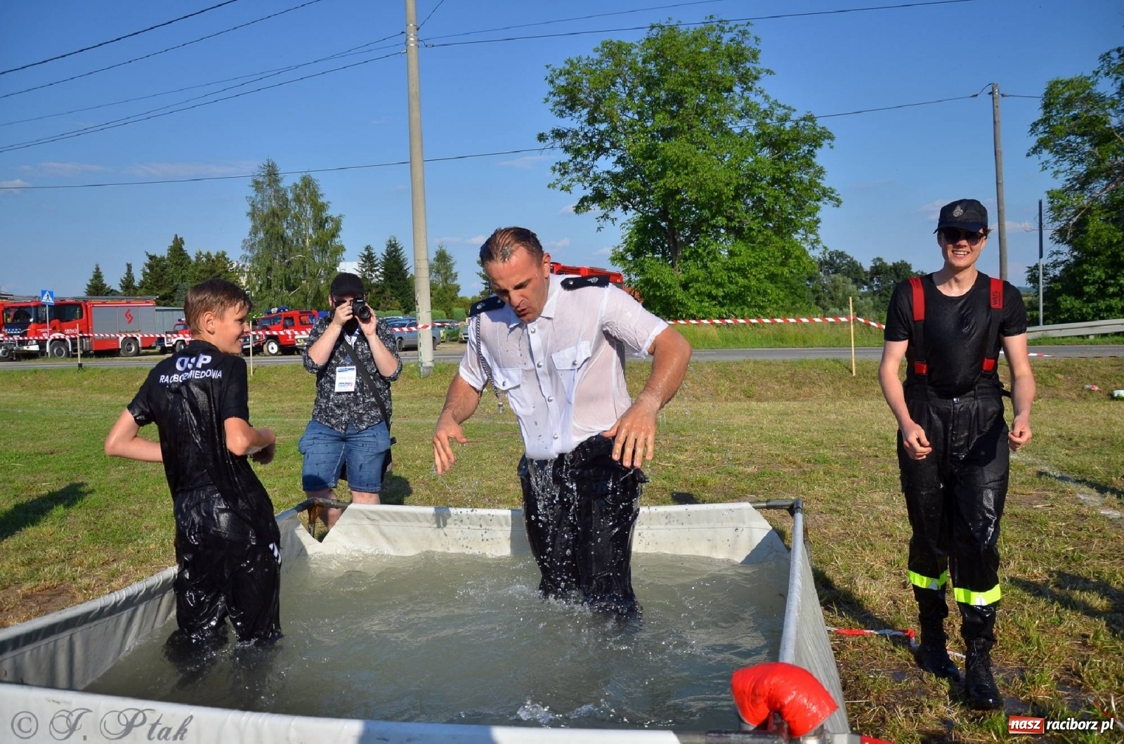 Zdjęcie w galerii na portalu naszraciborz.pl: Strażacki szampan i kąpiel w Miedoni [FOTO] wiadomości z regionu