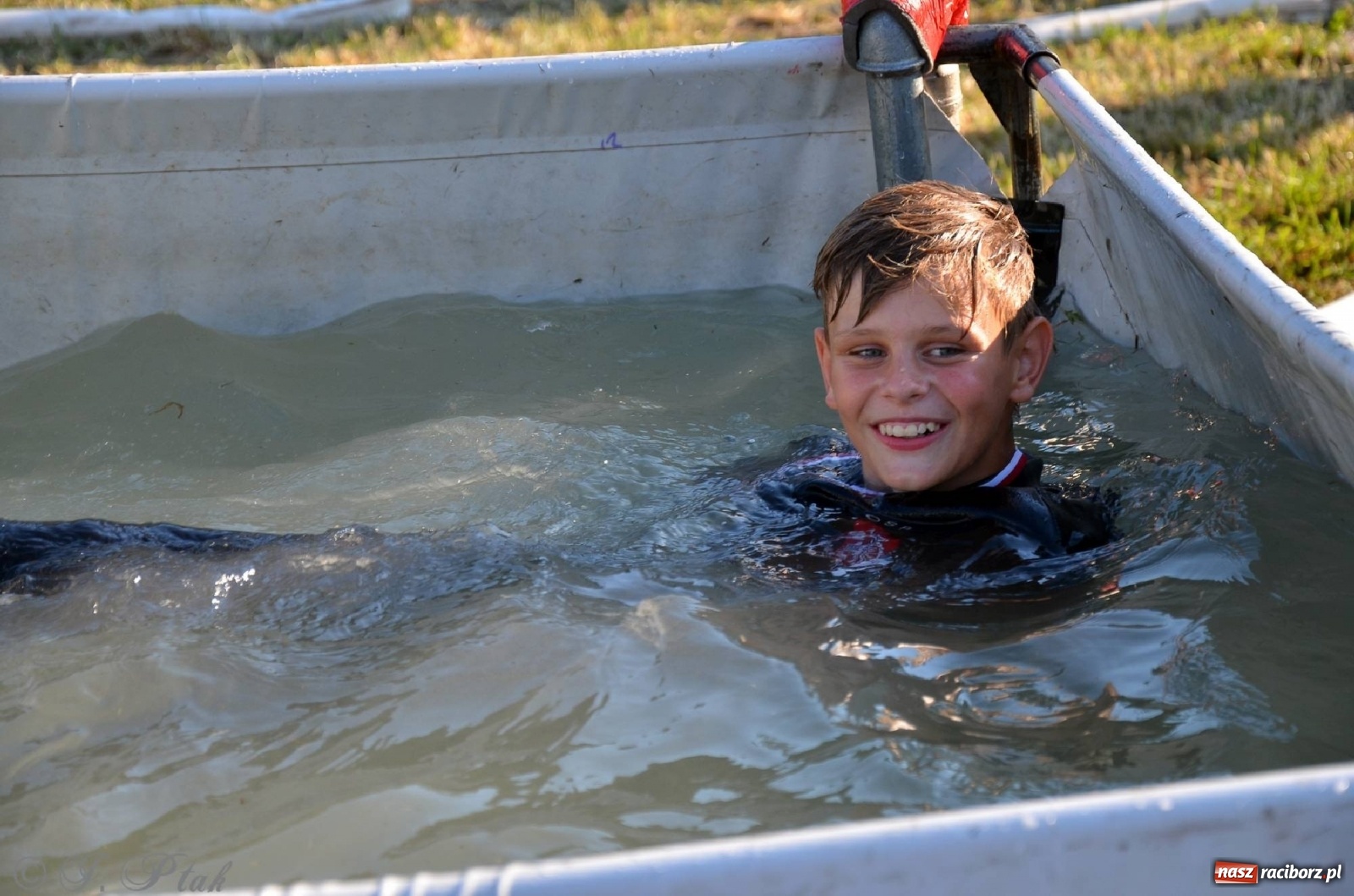 Zdjęcie w galerii na portalu naszraciborz.pl: Strażacki szampan i kąpiel w Miedoni [FOTO] wiadomości z regionu
