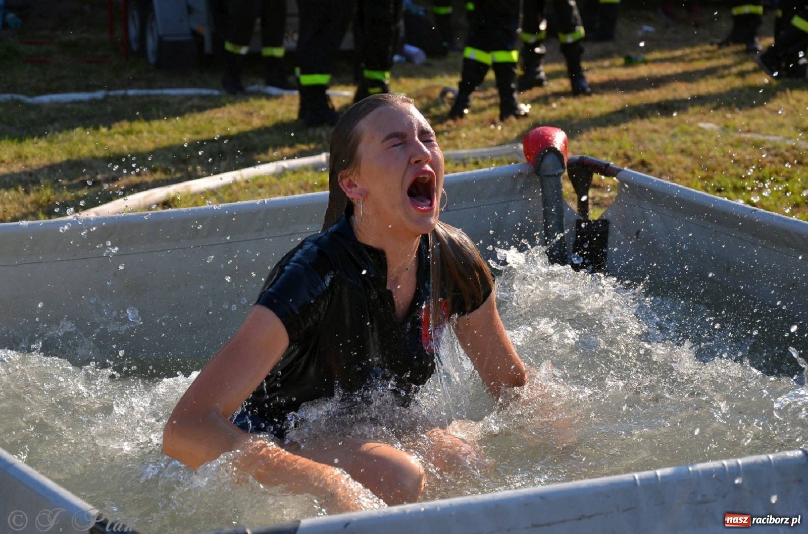 Zdjęcie w galerii na portalu naszraciborz.pl: Strażacki szampan i kąpiel w Miedoni [FOTO] wiadomości z regionu