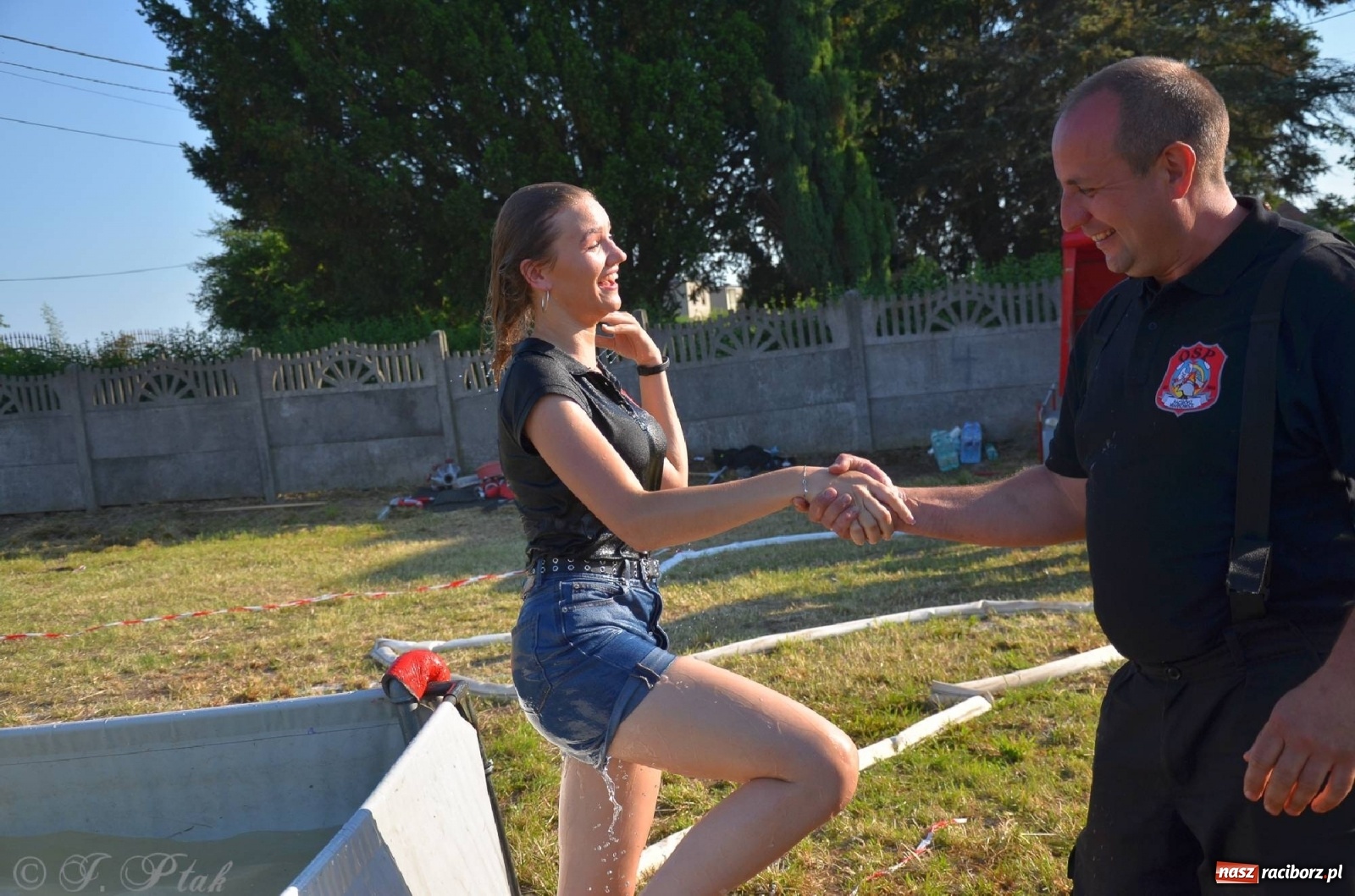 Zdjęcie w galerii na portalu naszraciborz.pl: Strażacki szampan i kąpiel w Miedoni [FOTO] wiadomości z regionu