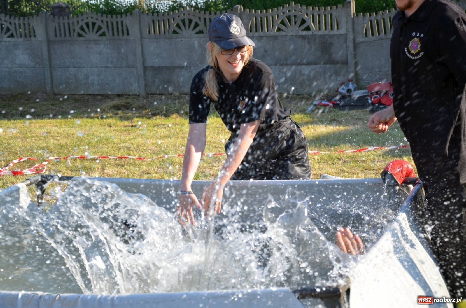 Zdjęcie w galerii na portalu naszraciborz.pl: Strażacki szampan i kąpiel w Miedoni [FOTO] wiadomości z regionu