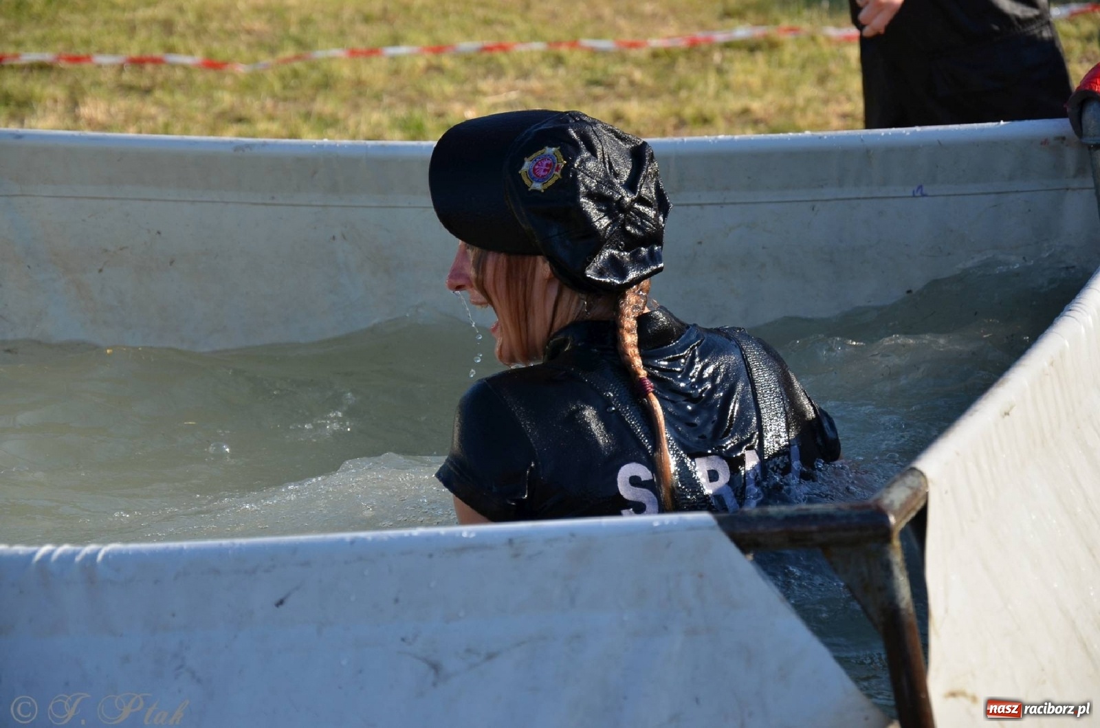 Zdjęcie w galerii na portalu naszraciborz.pl: Strażacki szampan i kąpiel w Miedoni [FOTO] wiadomości z regionu