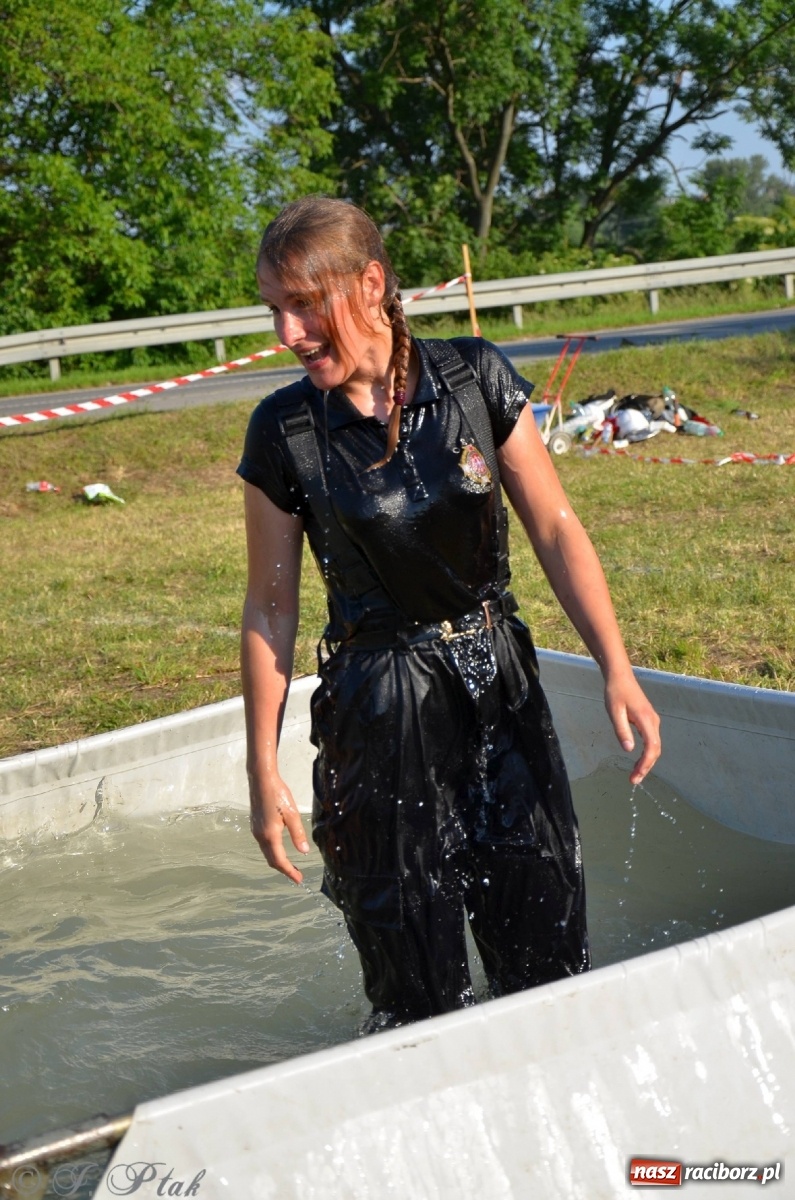 Zdjęcie w galerii na portalu naszraciborz.pl: Strażacki szampan i kąpiel w Miedoni [FOTO] wiadomości z regionu