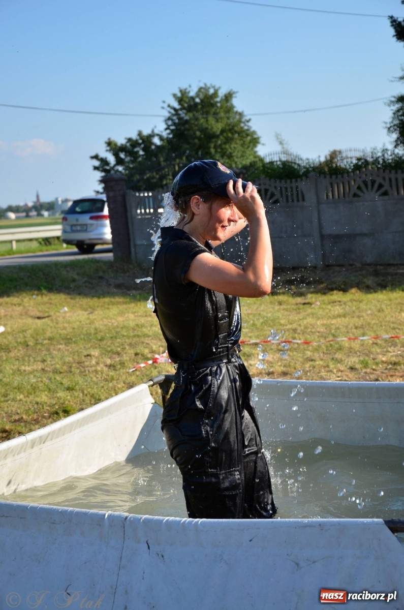 Zdjęcie w galerii na portalu naszraciborz.pl: Strażacki szampan i kąpiel w Miedoni [FOTO] wiadomości z regionu