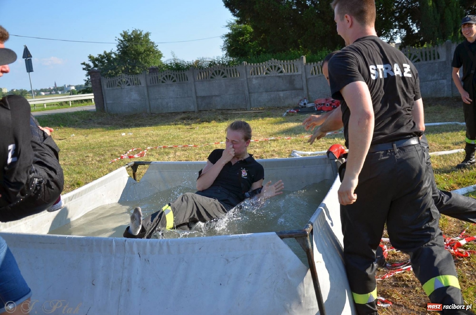 Zdjęcie w galerii na portalu naszraciborz.pl: Strażacki szampan i kąpiel w Miedoni [FOTO] wiadomości z regionu