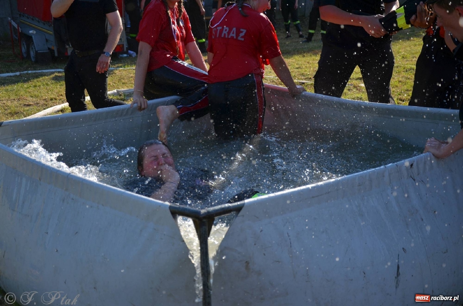 Zdjęcie w galerii na portalu naszraciborz.pl: Strażacki szampan i kąpiel w Miedoni [FOTO] wiadomości z regionu
