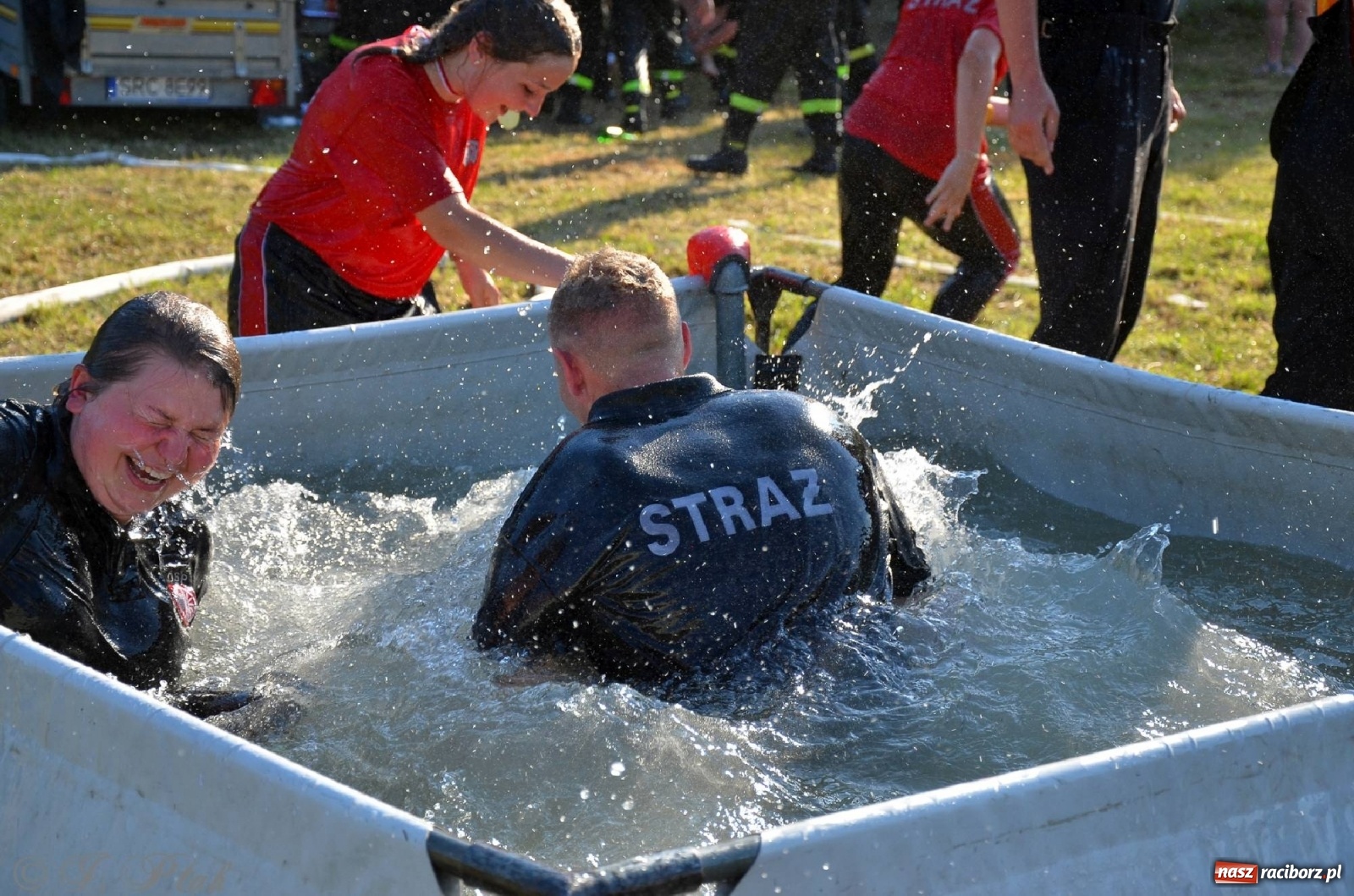 Zdjęcie w galerii na portalu naszraciborz.pl: Strażacki szampan i kąpiel w Miedoni [FOTO] wiadomości z regionu