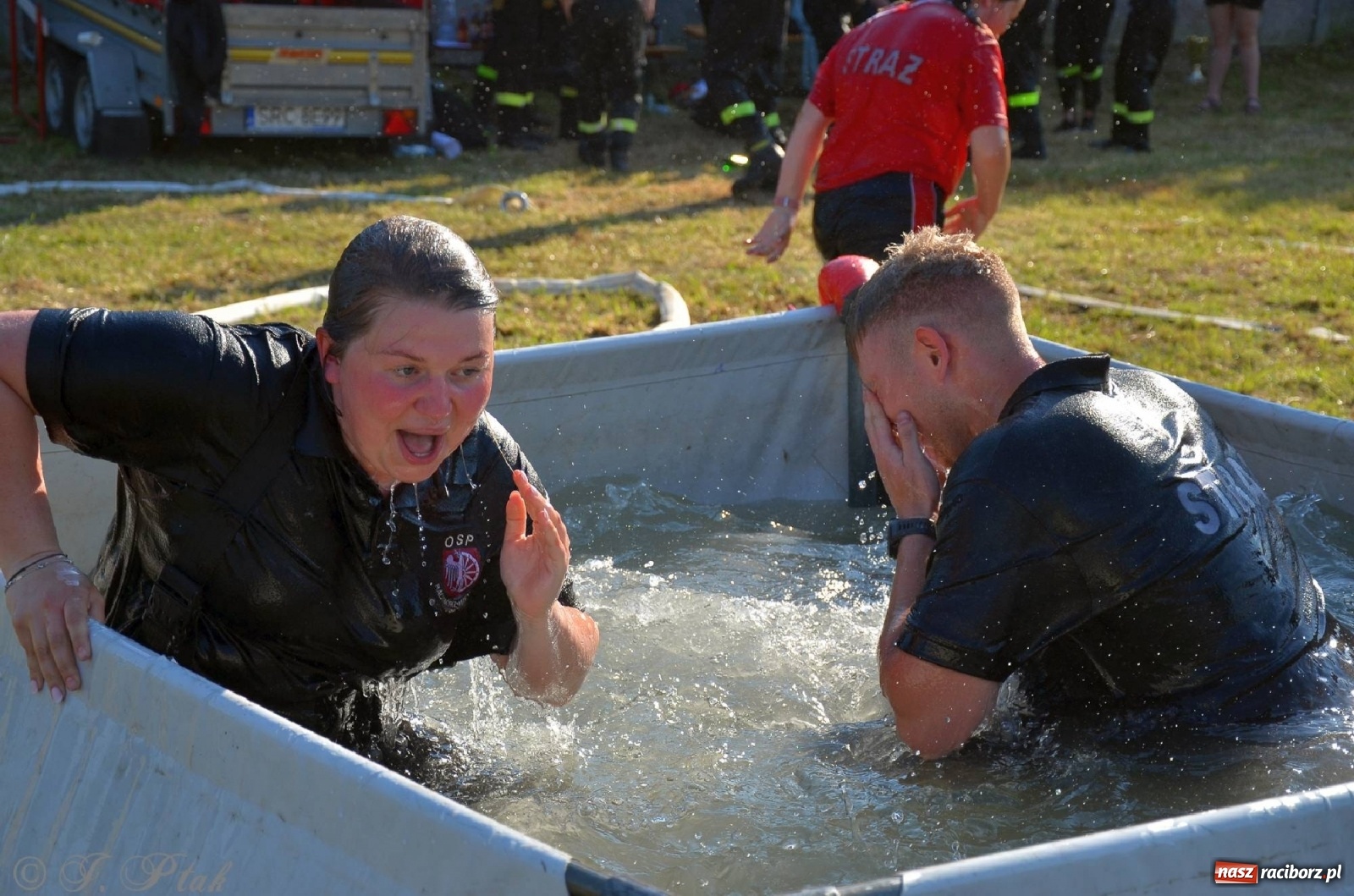 Zdjęcie w galerii na portalu naszraciborz.pl: Strażacki szampan i kąpiel w Miedoni [FOTO] wiadomości z regionu