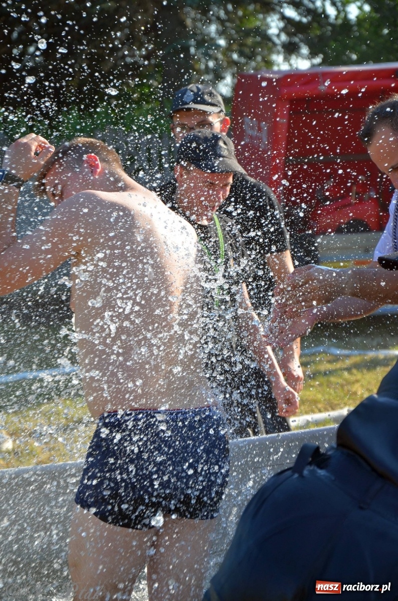 Zdjęcie w galerii na portalu naszraciborz.pl: Strażacki szampan i kąpiel w Miedoni [FOTO] wiadomości z regionu