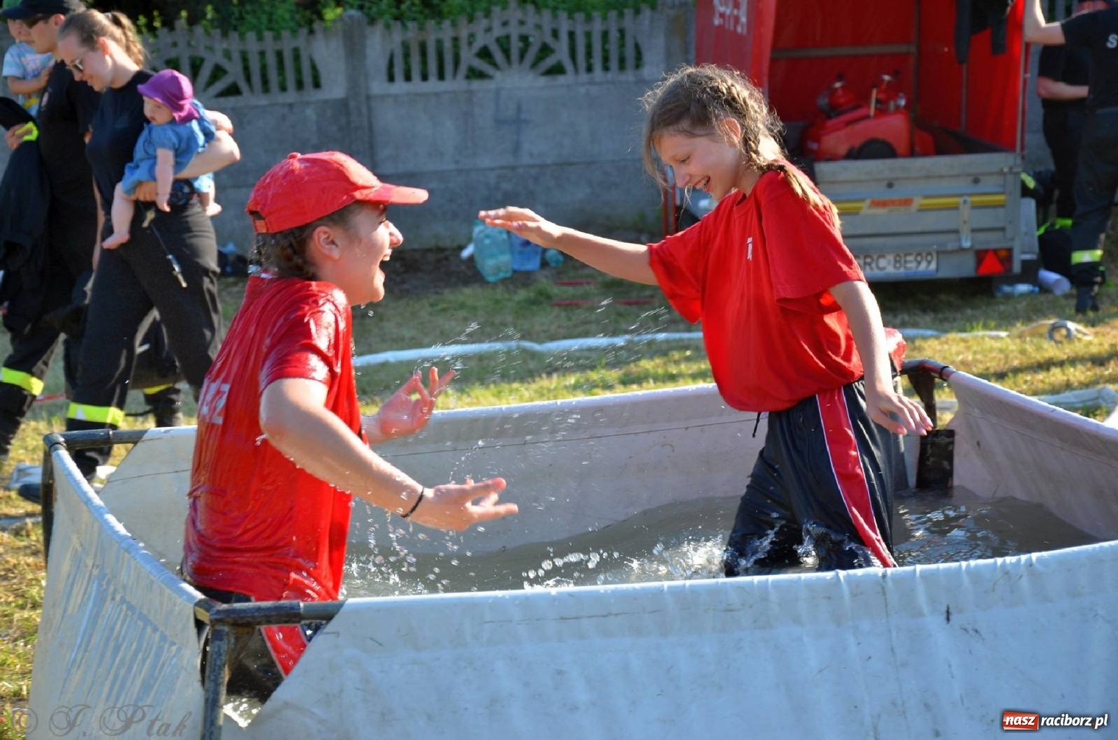 Zdjęcie w galerii na portalu naszraciborz.pl: Strażacki szampan i kąpiel w Miedoni [FOTO] wiadomości z regionu