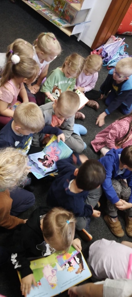 Zdjęcie w galerii na portalu naszraciborz.pl: Kropelki słuchały bajki w rudzkiej książnicy wiadomości z regionu