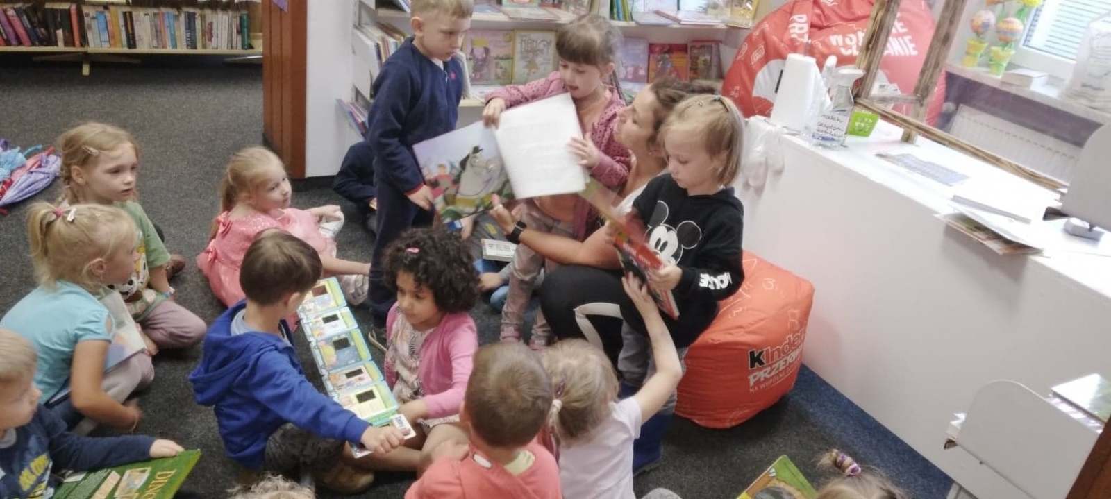 Zdjęcie w galerii na portalu naszraciborz.pl: Kropelki słuchały bajki w rudzkiej książnicy wiadomości z regionu