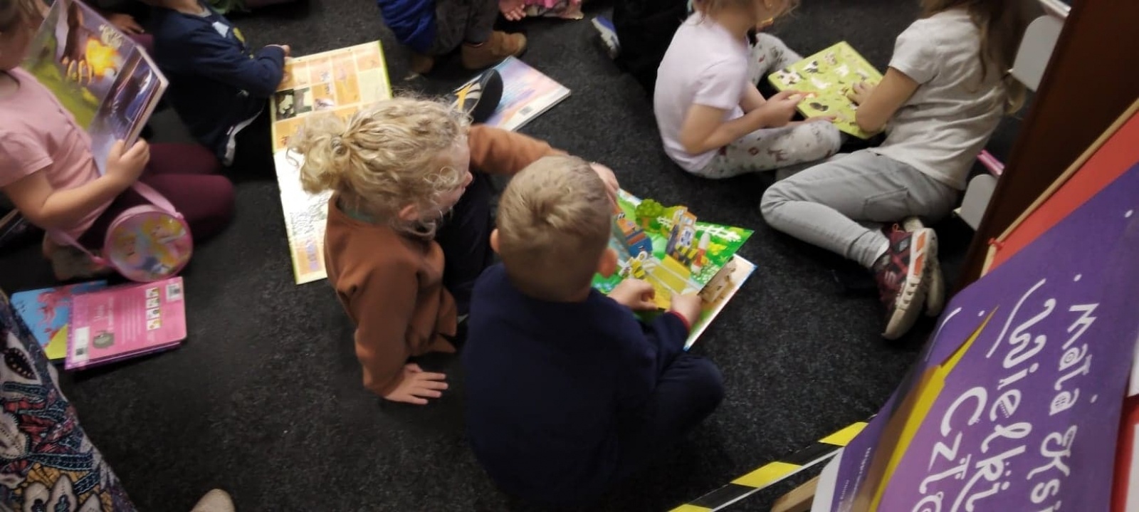 Zdjęcie w galerii na portalu naszraciborz.pl: Kropelki słuchały bajki w rudzkiej książnicy wiadomości z regionu