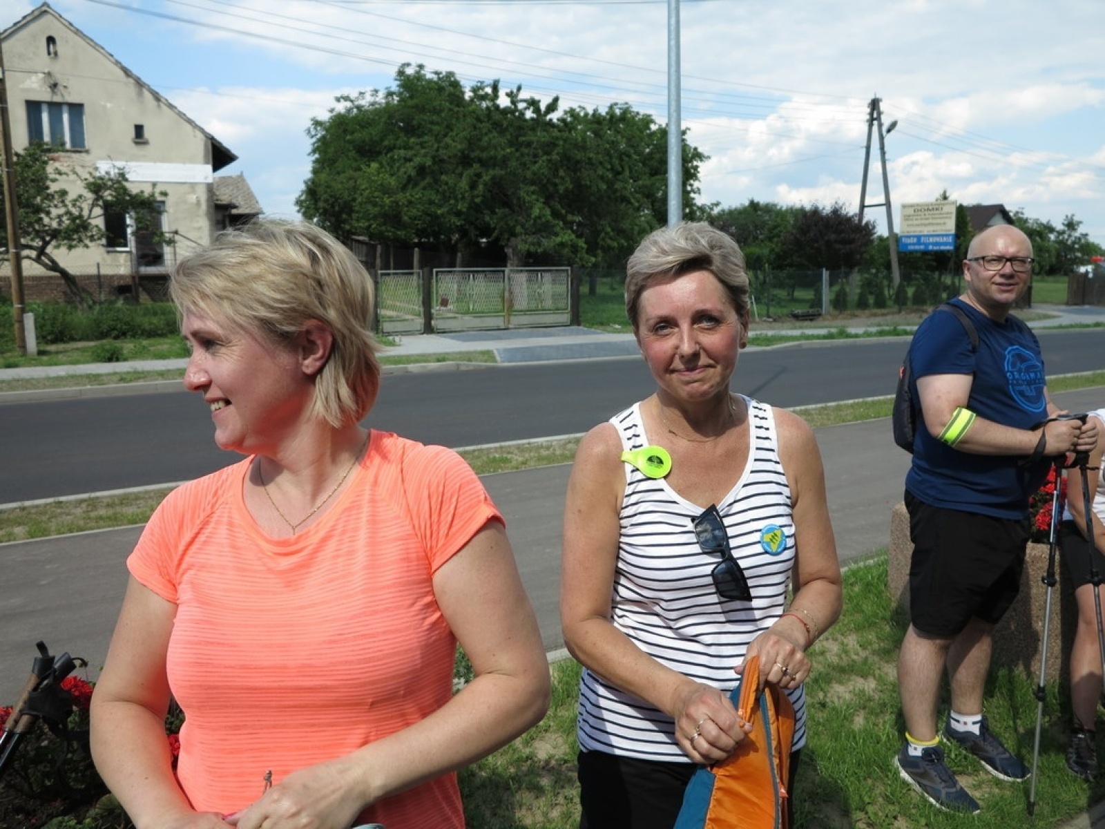 Zdjęcie w galerii na portalu naszraciborz.pl: Nie wystraszyli się upału. Z kijkami z wójtem w grupie wiadomości z regionu