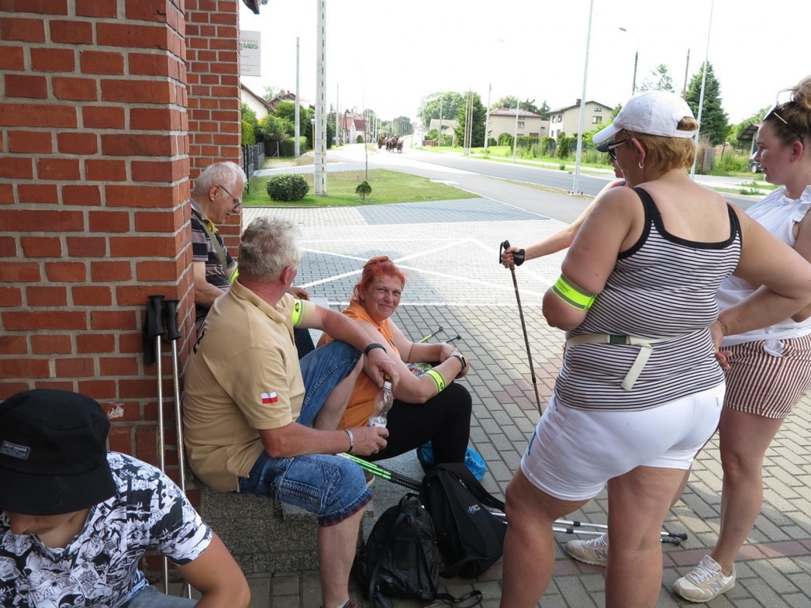 Zdjęcie w galerii na portalu naszraciborz.pl: Nie wystraszyli się upału. Z kijkami z wójtem w grupie wiadomości z regionu