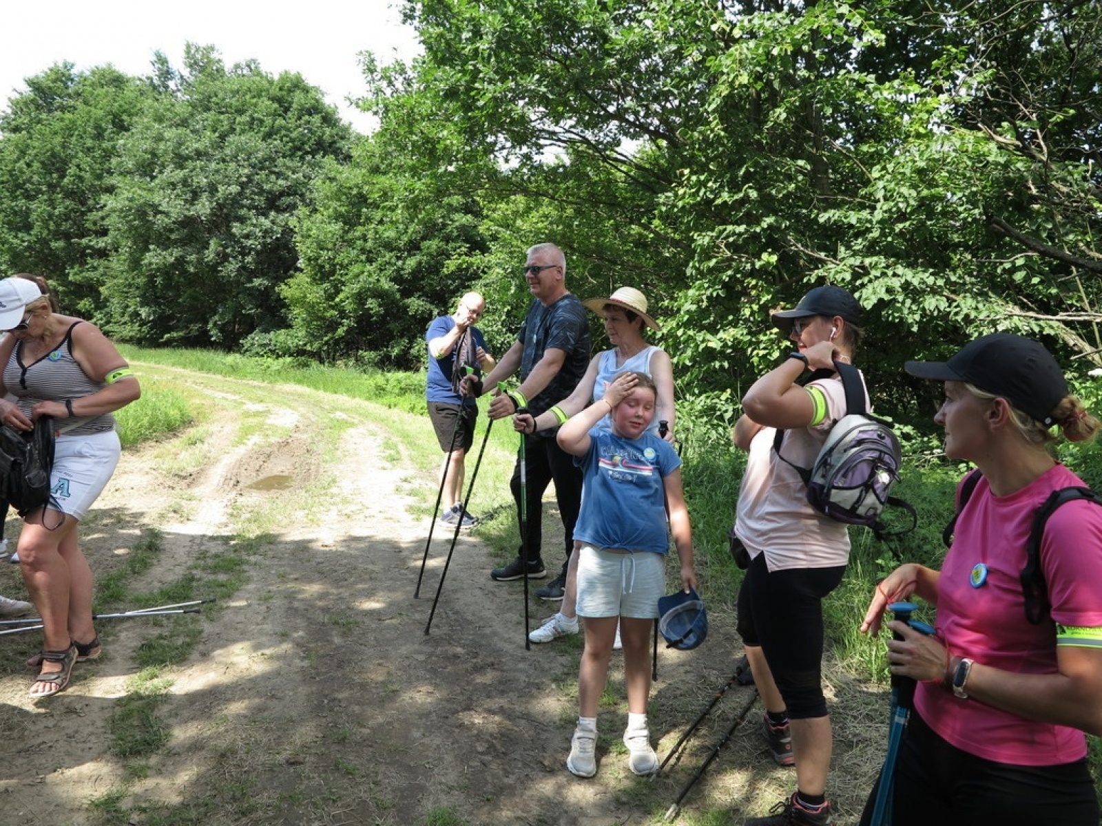 Zdjęcie w galerii na portalu naszraciborz.pl: Nie wystraszyli się upału. Z kijkami z wójtem w grupie wiadomości z regionu