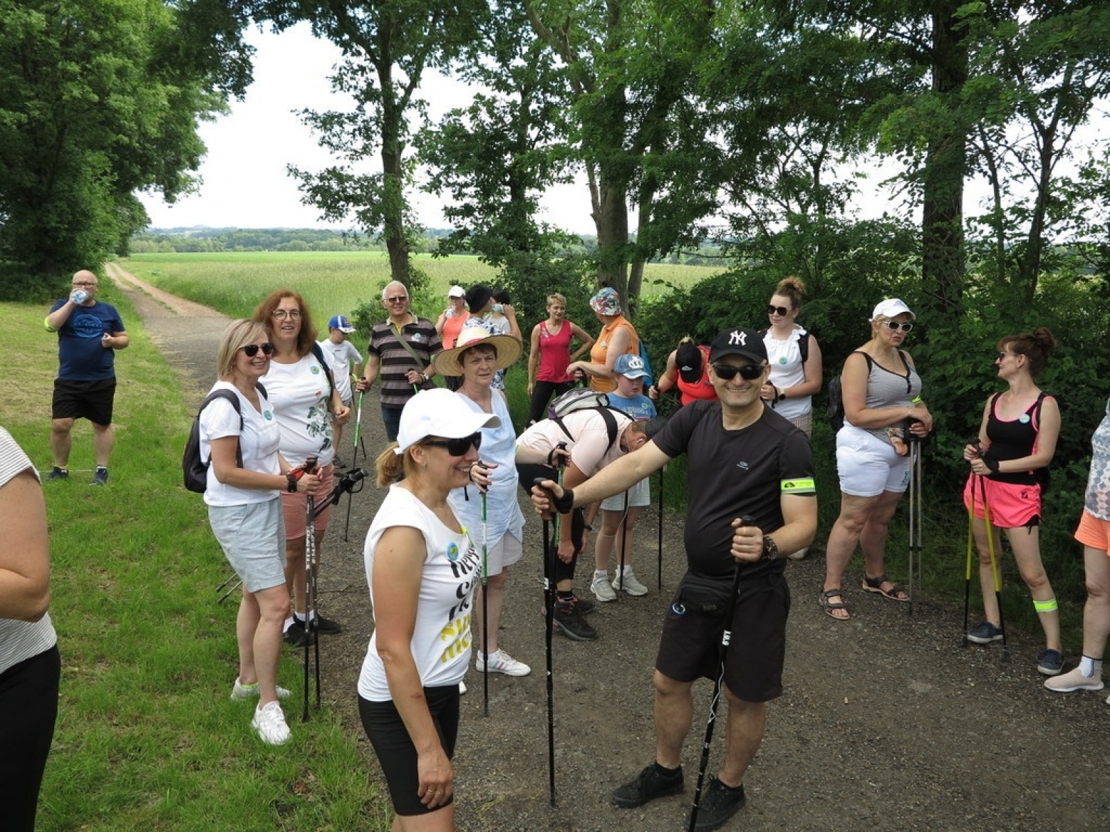 Zdjęcie w galerii na portalu naszraciborz.pl: Nie wystraszyli się upału. Z kijkami z wójtem w grupie wiadomości z regionu