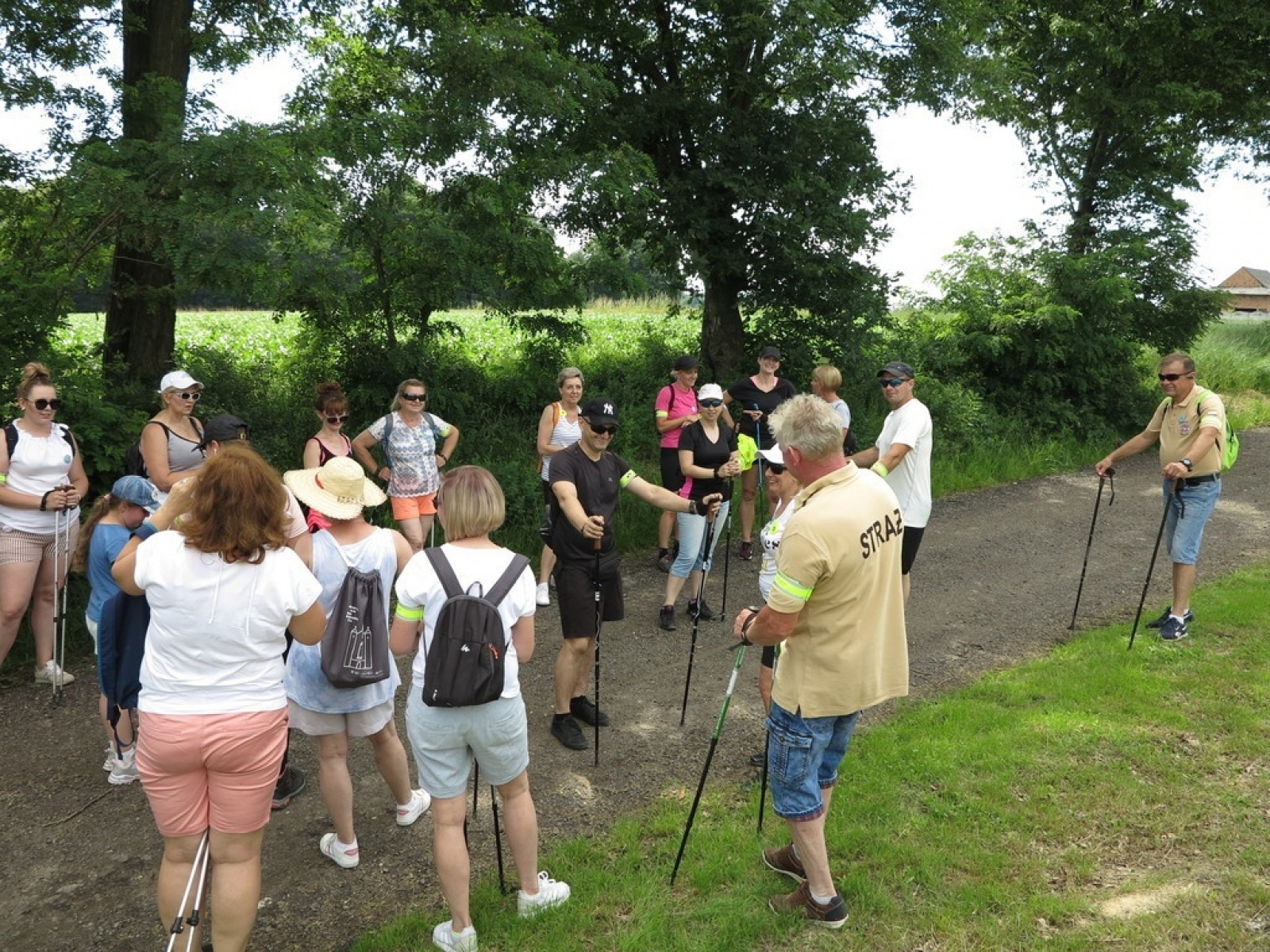 Zdjęcie w galerii na portalu naszraciborz.pl: Nie wystraszyli się upału. Z kijkami z wójtem w grupie wiadomości z regionu