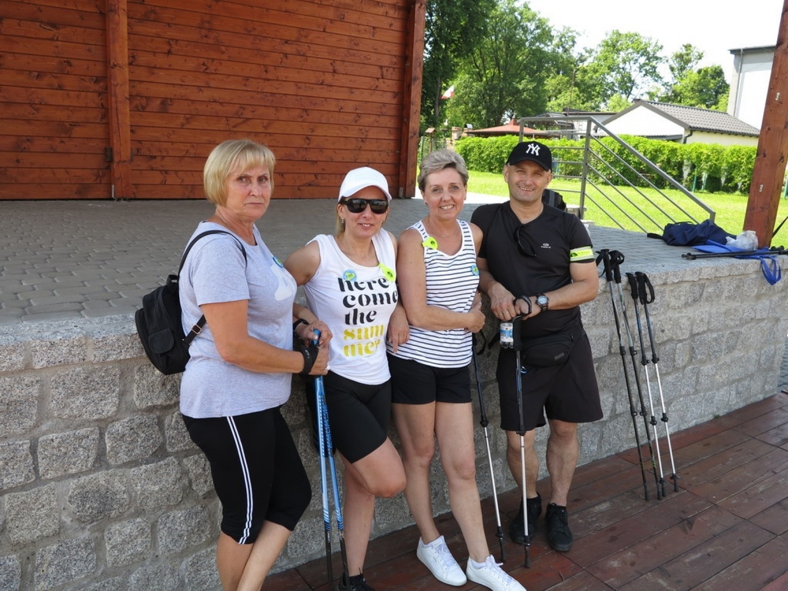 Zdjęcie w galerii na portalu naszraciborz.pl: Nie wystraszyli się upału. Z kijkami z wójtem w grupie wiadomości z regionu