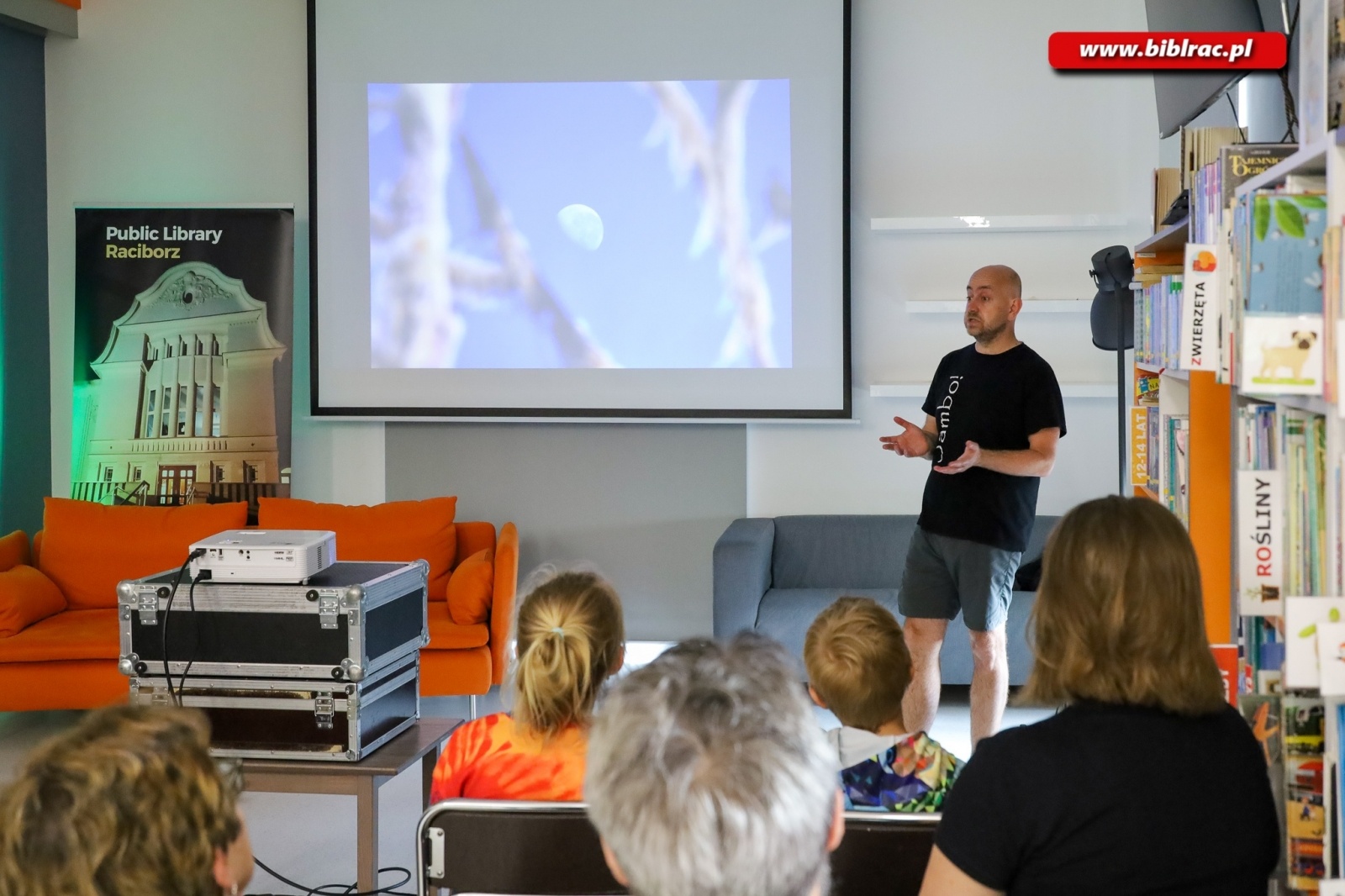 Zdjęcie w galerii na portalu naszraciborz.pl: Afrykańska podróż marzeń w bibliotece wiadomości z regionu