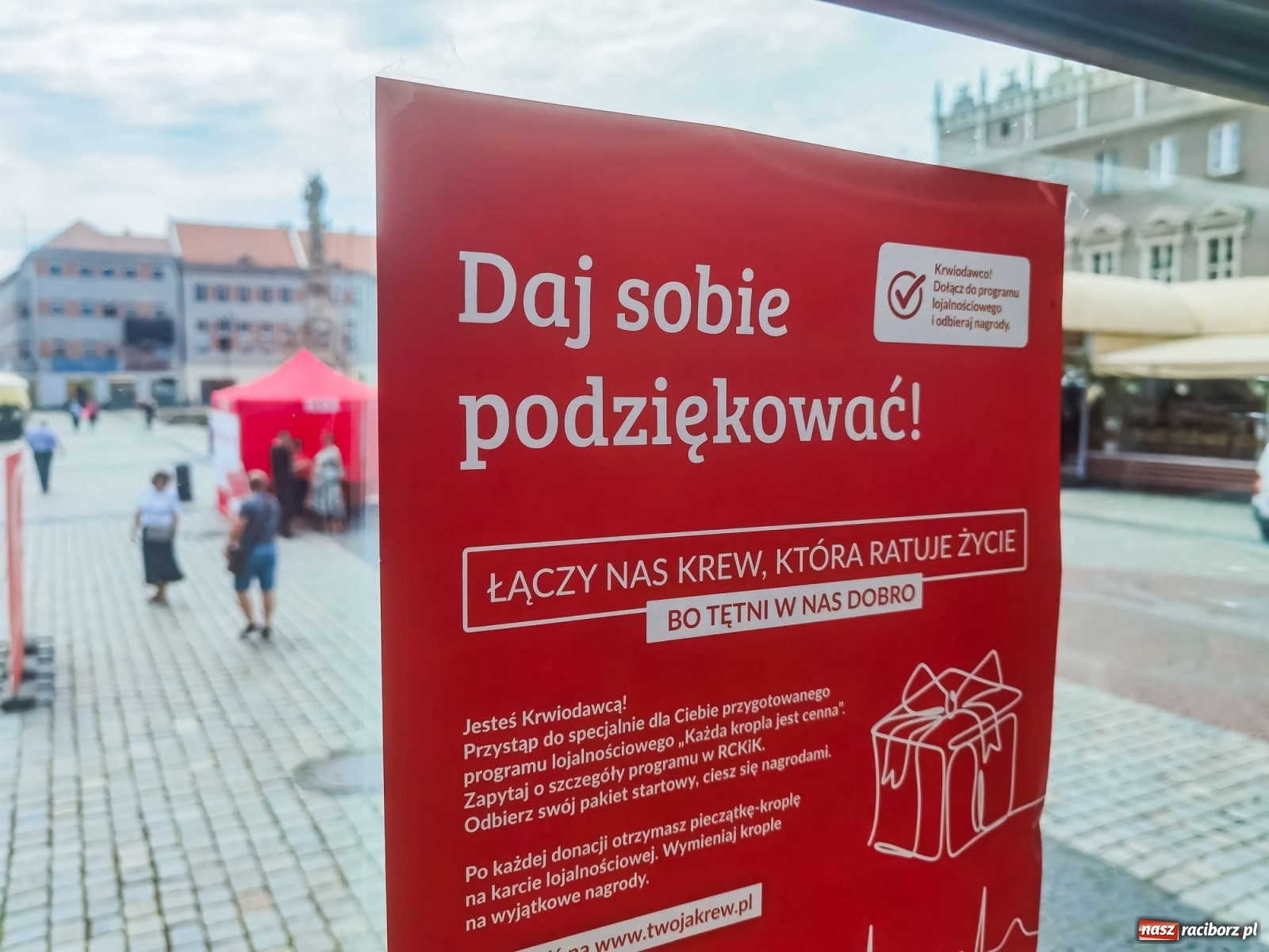 Zdjęcie w galerii na portalu naszraciborz.pl: Bo tętni w nas dobro! Akcja RCKiK na raciborskim Rynku [FOTO i WIDEO] wiadomości z regionu