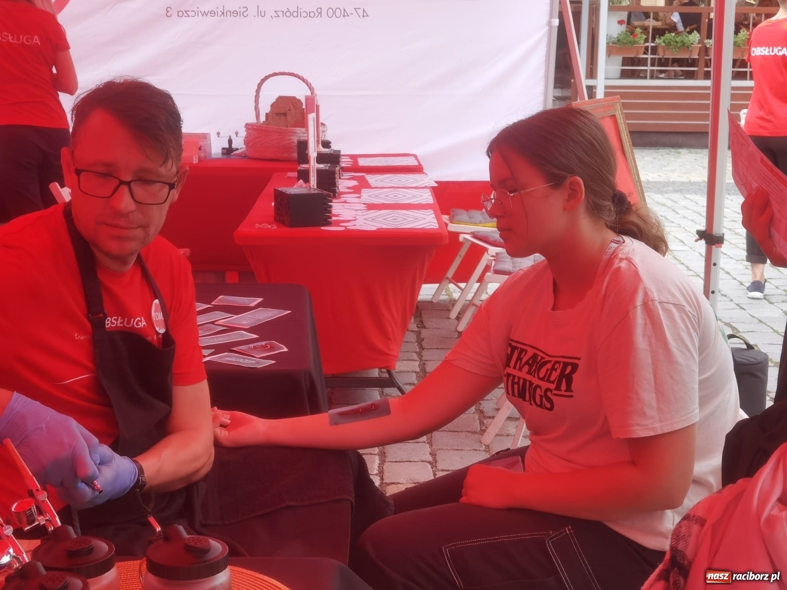 Zdjęcie w galerii na portalu naszraciborz.pl: Bo tętni w nas dobro! Akcja RCKiK na raciborskim Rynku [FOTO i WIDEO] wiadomości z regionu
