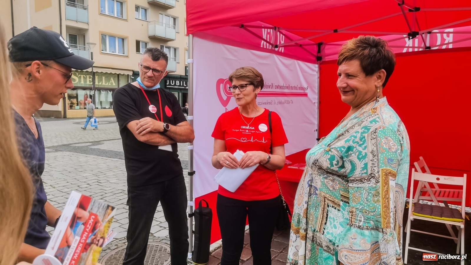 Zdjęcie w galerii na portalu naszraciborz.pl: Bo tętni w nas dobro! Akcja RCKiK na raciborskim Rynku [FOTO i WIDEO] wiadomości z regionu