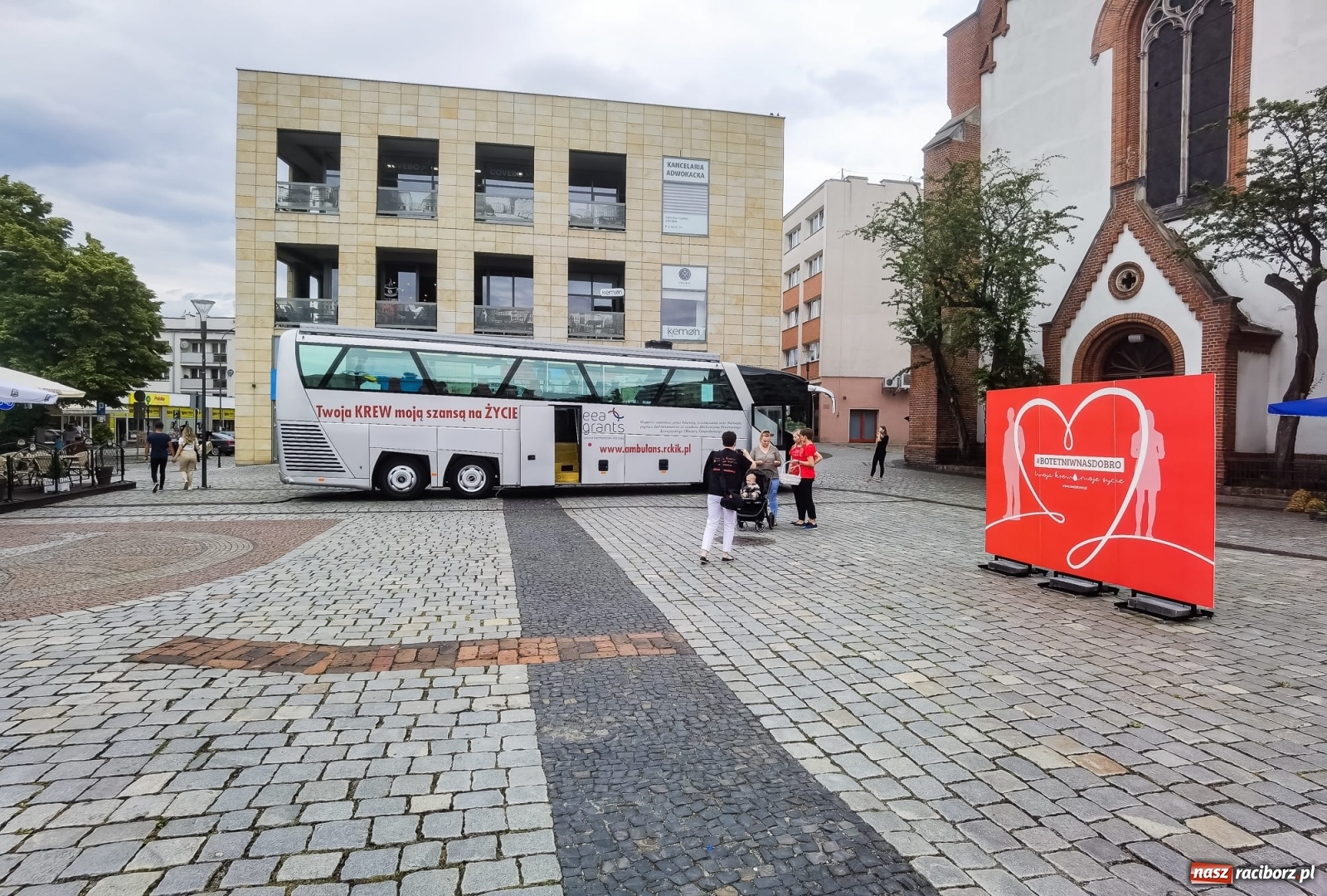 Zdjęcie w galerii na portalu naszraciborz.pl: Bo tętni w nas dobro! Akcja RCKiK na raciborskim Rynku [FOTO i WIDEO] wiadomości z regionu