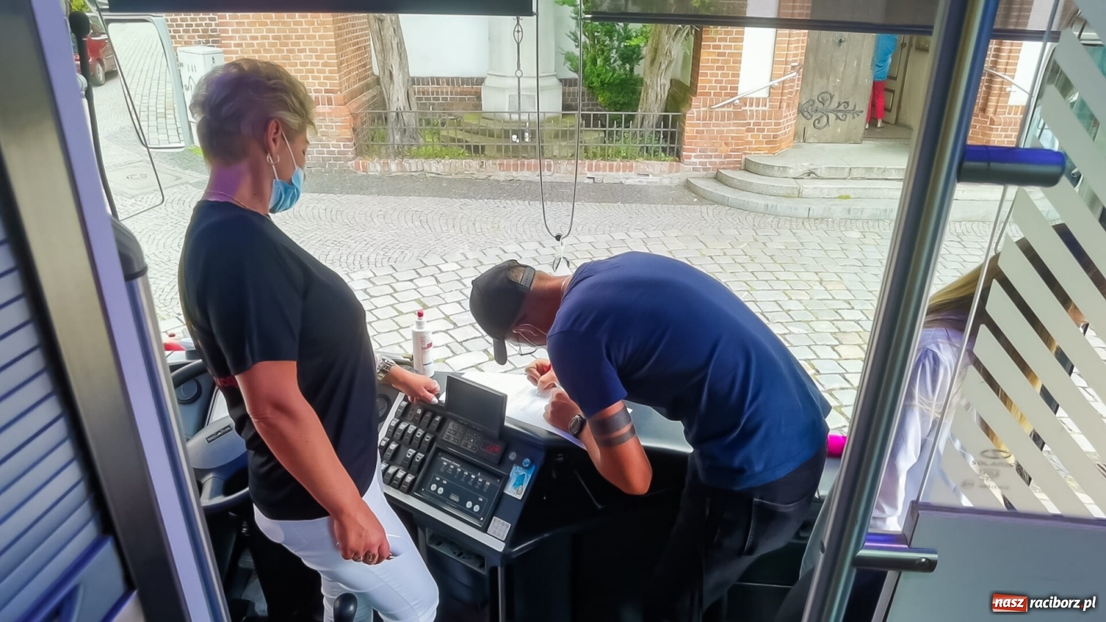 Zdjęcie w galerii na portalu naszraciborz.pl: Bo tętni w nas dobro! Akcja RCKiK na raciborskim Rynku [FOTO i WIDEO] wiadomości z regionu