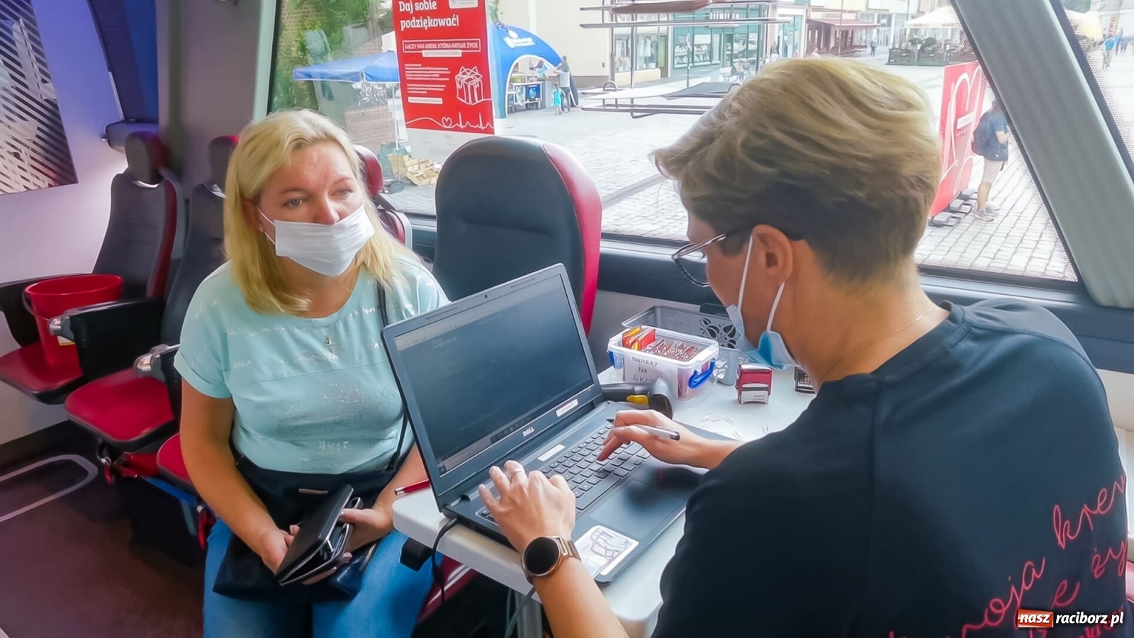 Zdjęcie w galerii na portalu naszraciborz.pl: Bo tętni w nas dobro! Akcja RCKiK na raciborskim Rynku [FOTO i WIDEO] wiadomości z regionu
