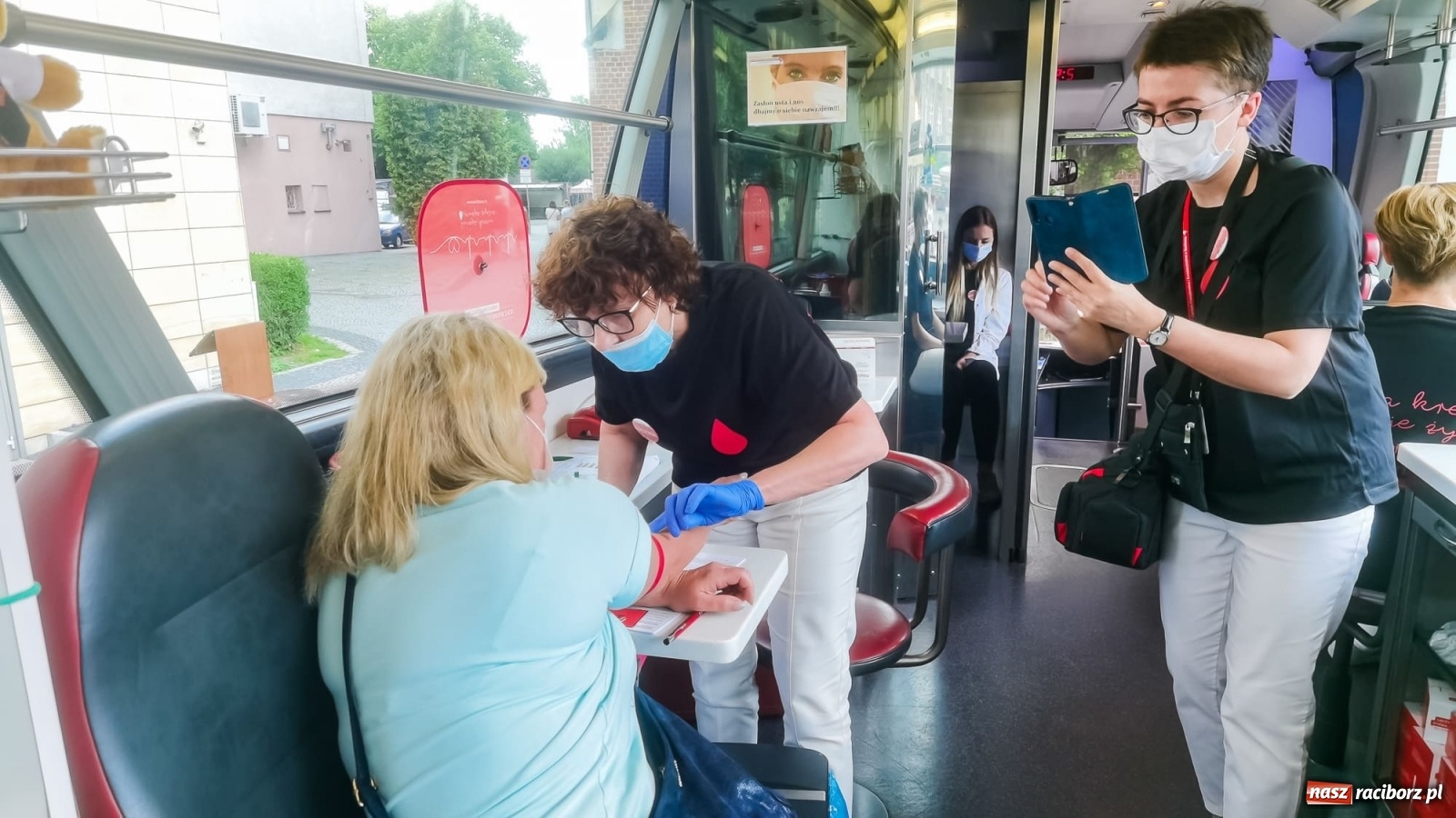 Zdjęcie w galerii na portalu naszraciborz.pl: Bo tętni w nas dobro! Akcja RCKiK na raciborskim Rynku [FOTO i WIDEO] wiadomości z regionu