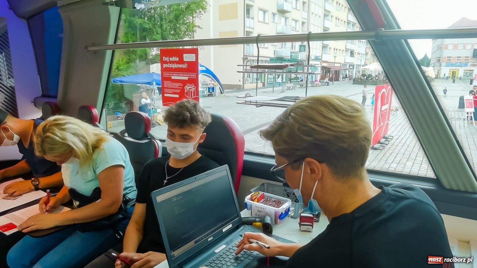 Zdjęcie w galerii na portalu naszraciborz.pl: Bo tętni w nas dobro! Akcja RCKiK na raciborskim Rynku [FOTO i WIDEO] wiadomości z regionu