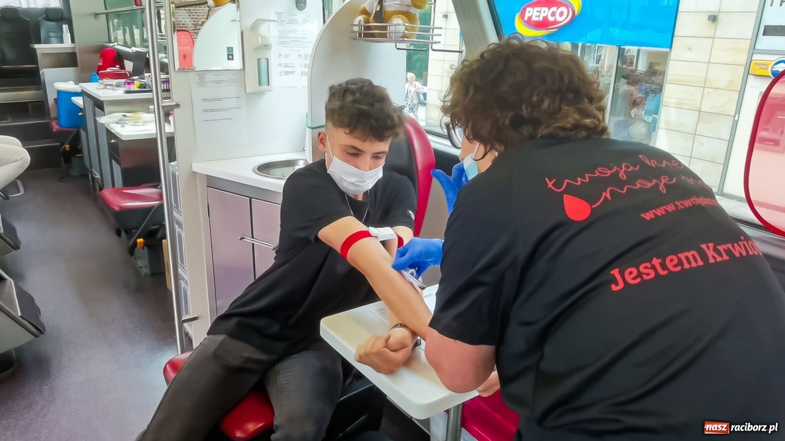 Zdjęcie w galerii na portalu naszraciborz.pl: Bo tętni w nas dobro! Akcja RCKiK na raciborskim Rynku [FOTO i WIDEO] wiadomości z regionu