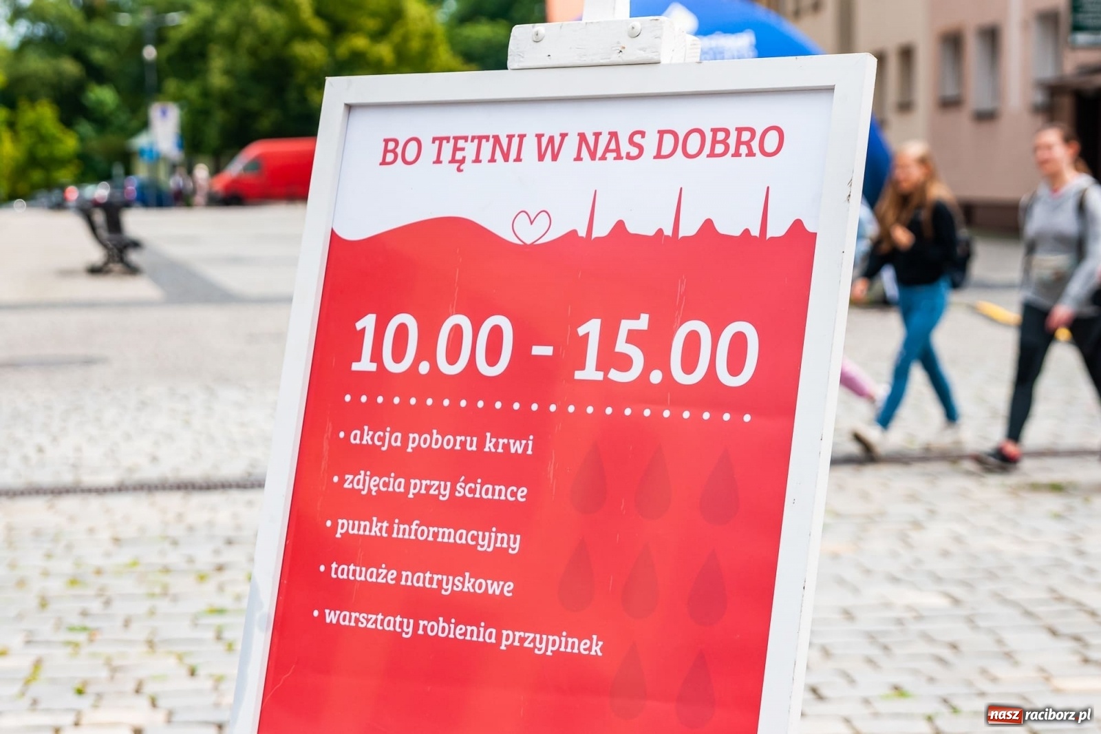 Zdjęcie w galerii na portalu naszraciborz.pl: Bo tętni w nas dobro! Akcja RCKiK na raciborskim Rynku [FOTO i WIDEO] wiadomości z regionu