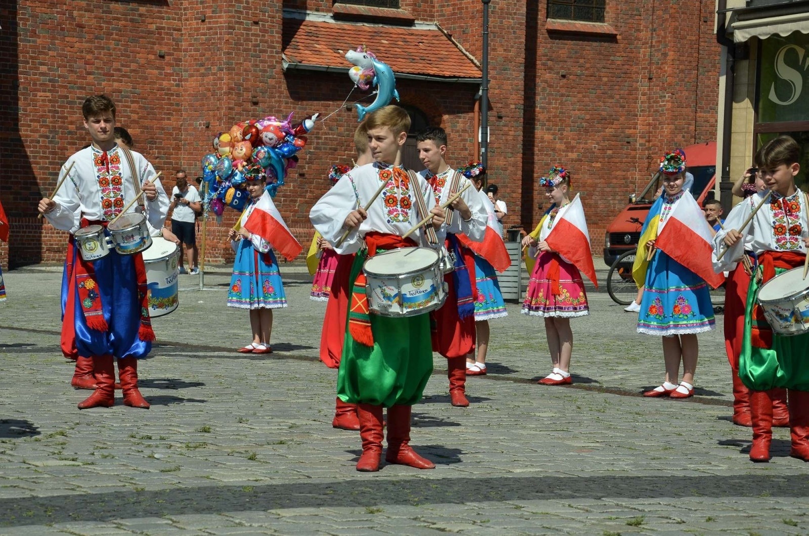 Zdjęcie w galerii na portalu naszraciborz.pl: Barwna parada przeszła przez centrum Raciborza [WIDEO] wiadomości z regionu