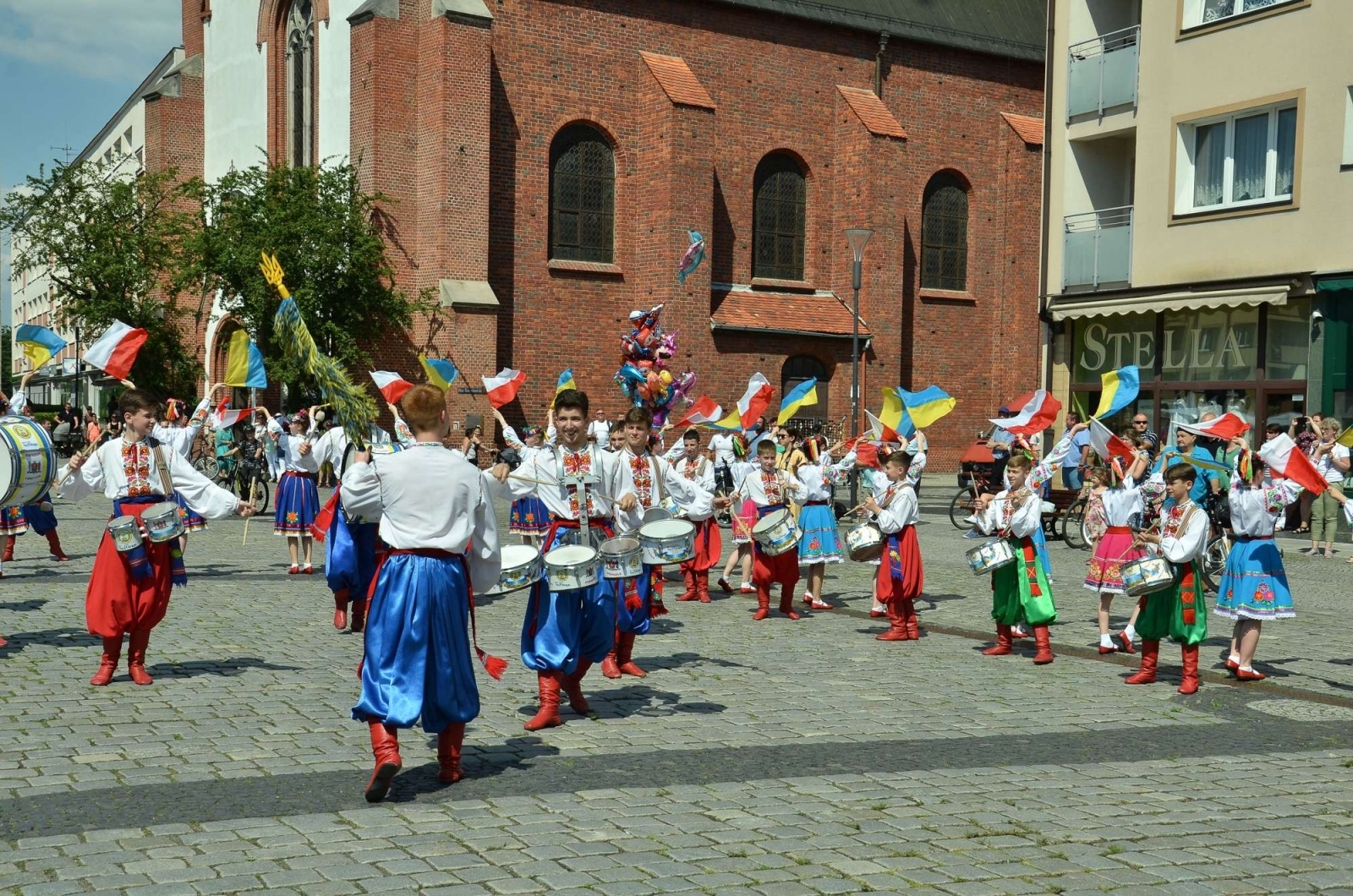 Zdjęcie w galerii na portalu naszraciborz.pl: Barwna parada przeszła przez centrum Raciborza [WIDEO] wiadomości z regionu