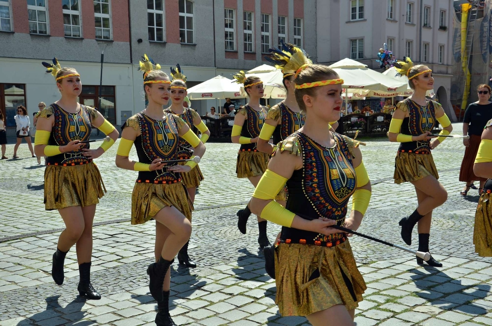 Zdjęcie w galerii na portalu naszraciborz.pl: Barwna parada przeszła przez centrum Raciborza [WIDEO] wiadomości z regionu