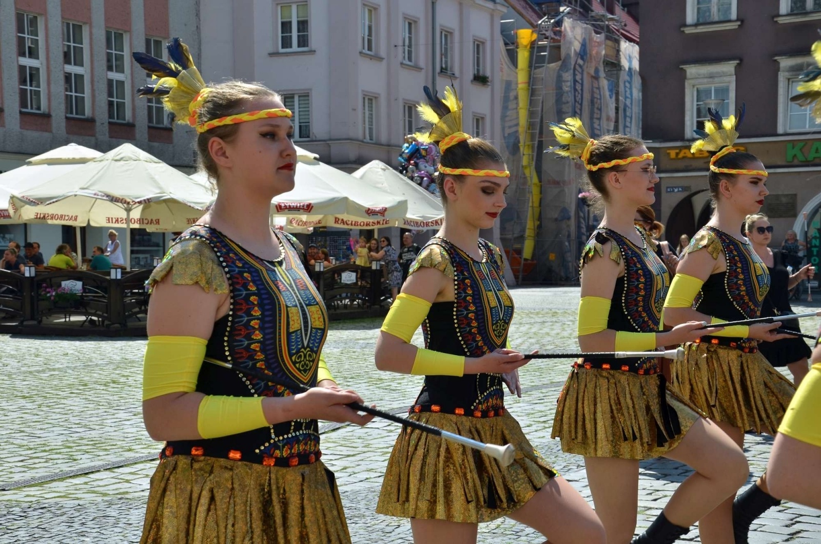Zdjęcie w galerii na portalu naszraciborz.pl: Barwna parada przeszła przez centrum Raciborza [WIDEO] wiadomości z regionu