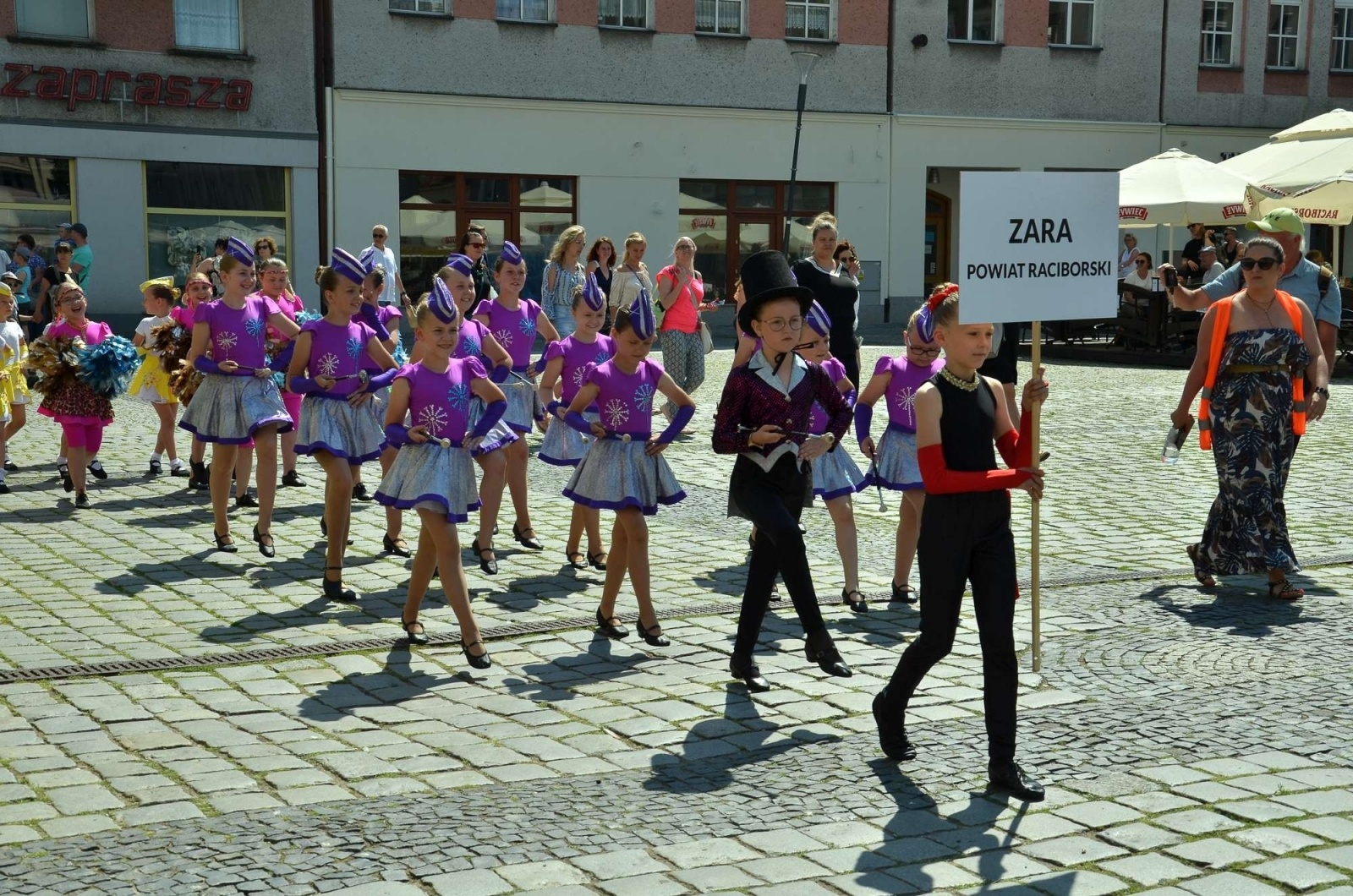 Zdjęcie w galerii na portalu naszraciborz.pl: Barwna parada przeszła przez centrum Raciborza [WIDEO] wiadomości z regionu