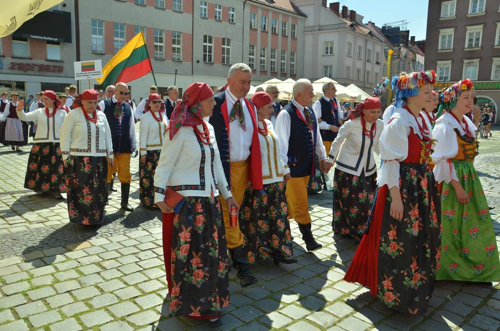 Zdjęcie w galerii na portalu naszraciborz.pl: Barwna parada przeszła przez centrum Raciborza [WIDEO] wiadomości z regionu