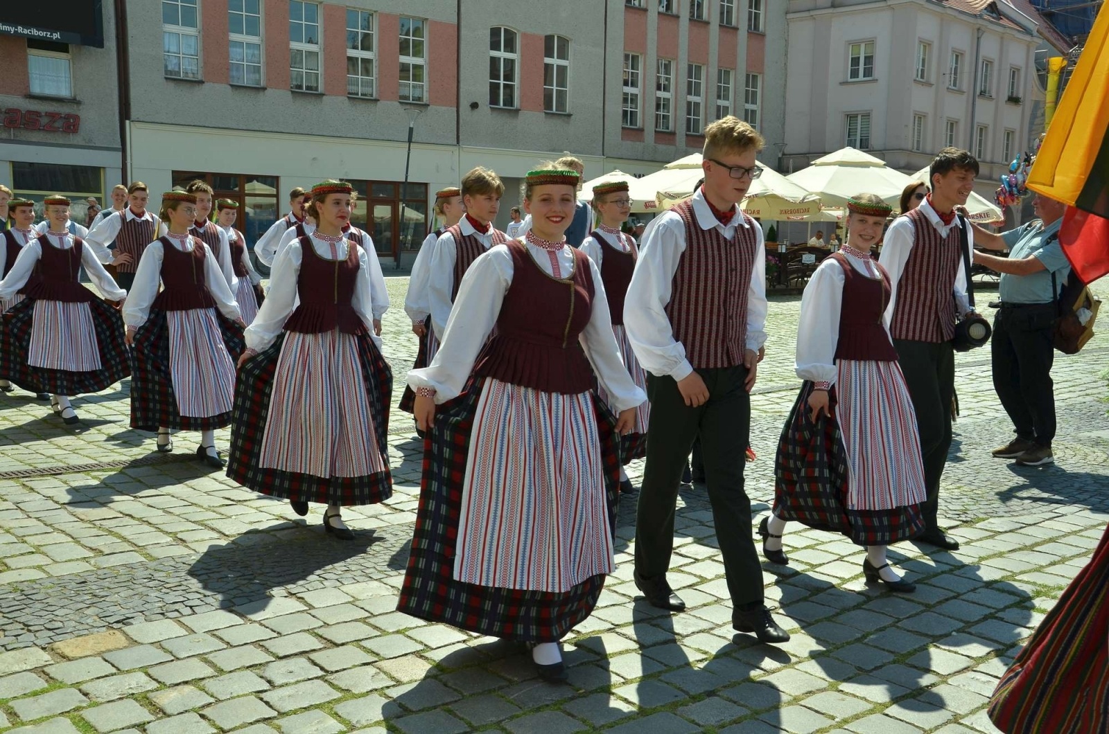 Zdjęcie w galerii na portalu naszraciborz.pl: Barwna parada przeszła przez centrum Raciborza [WIDEO] wiadomości z regionu