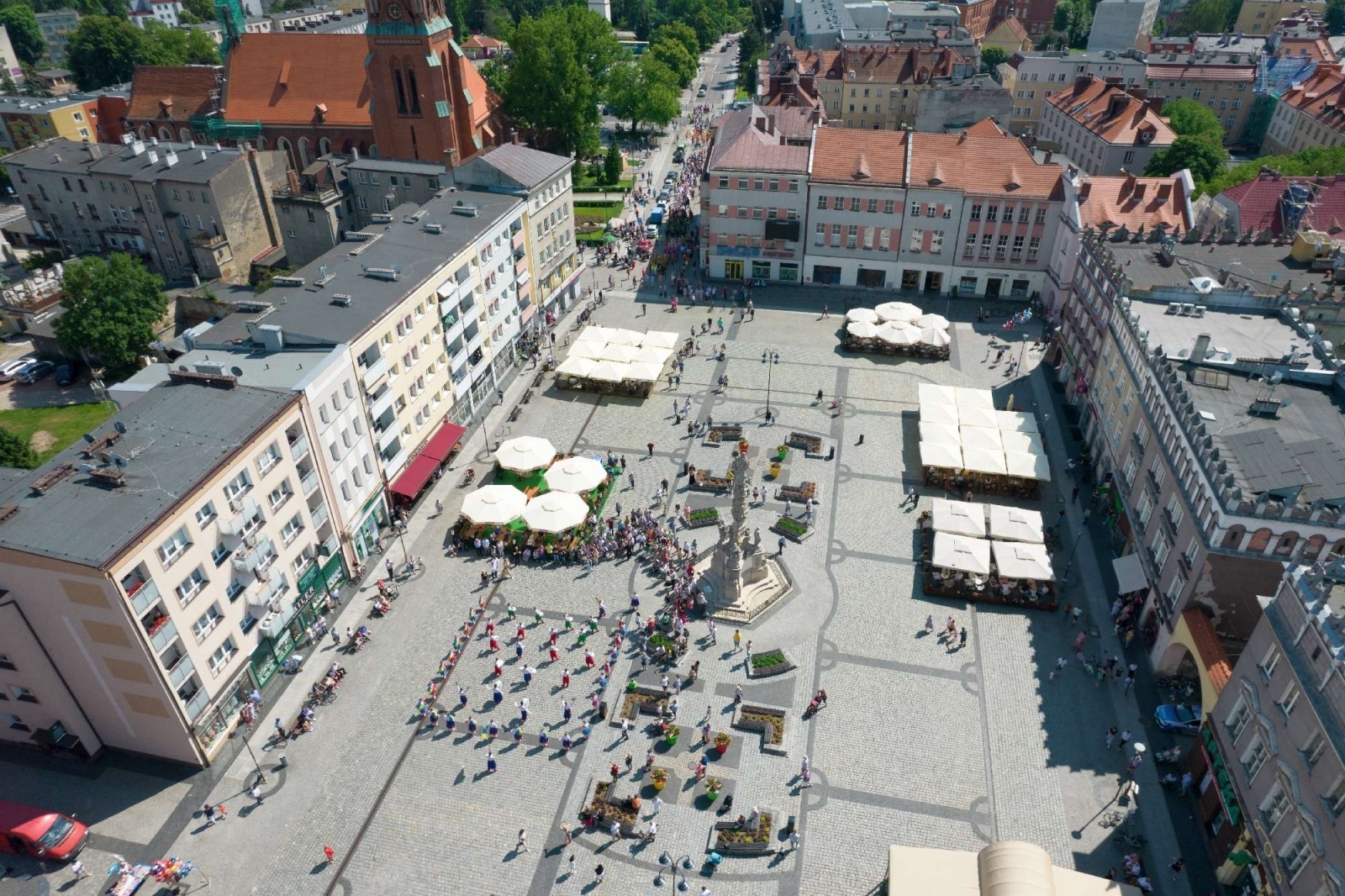 Zdjęcie w galerii na portalu naszraciborz.pl: Raciborska parada folklorystyczna z lotu ptaka [WIDEO] wiadomości z regionu