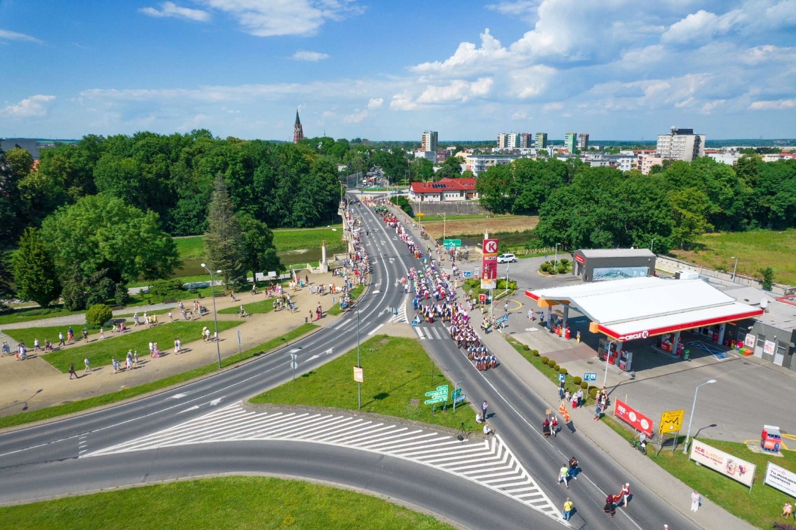 Zdjęcie w galerii na portalu naszraciborz.pl: Raciborska parada folklorystyczna z lotu ptaka [WIDEO] wiadomości z regionu