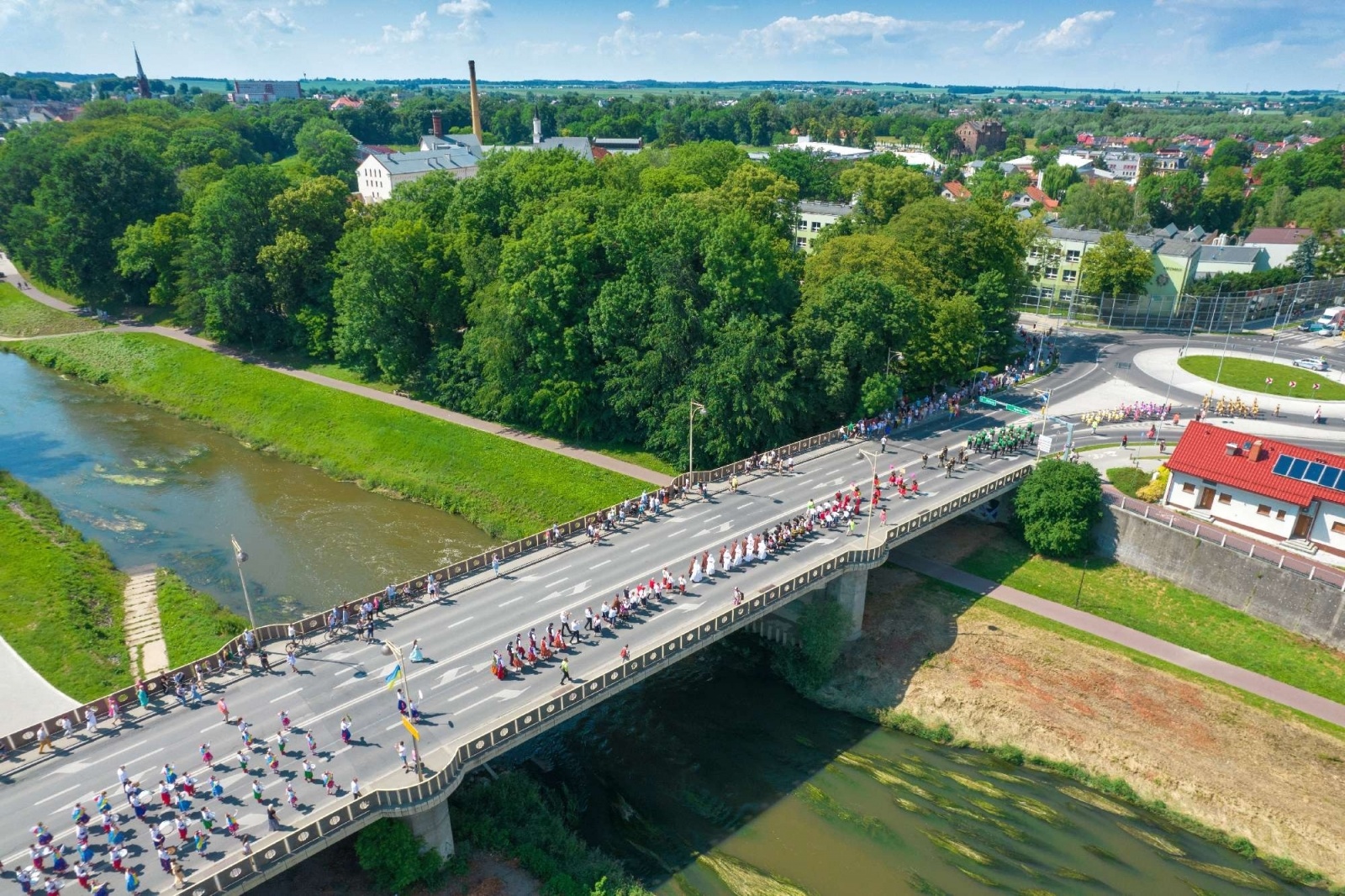 Zdjęcie w galerii na portalu naszraciborz.pl: Raciborska parada folklorystyczna z lotu ptaka [WIDEO] wiadomości z regionu