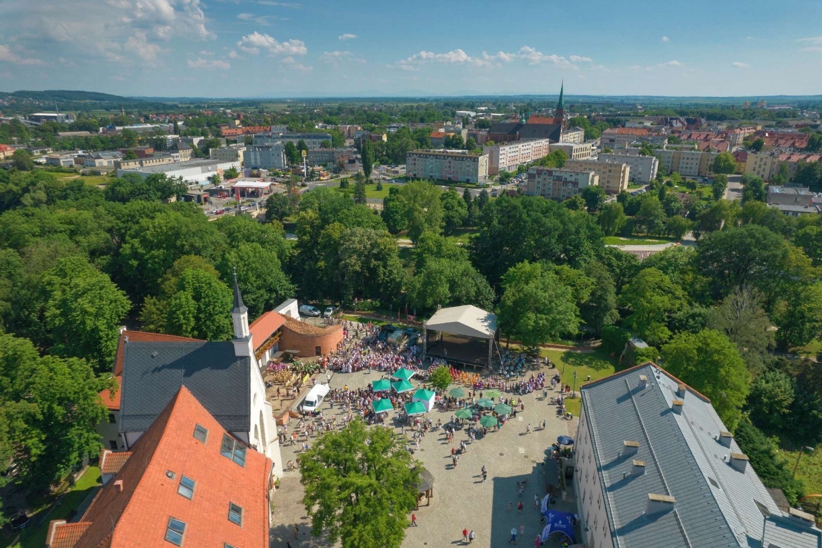 Zdjęcie w galerii na portalu naszraciborz.pl: Raciborska parada folklorystyczna z lotu ptaka [WIDEO] wiadomości z regionu