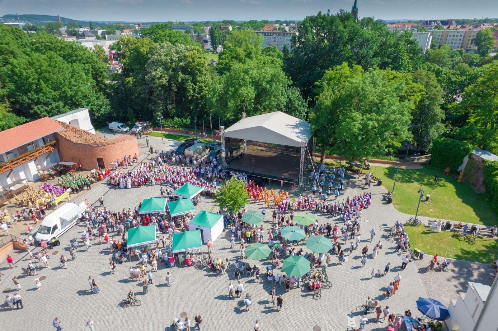 Zdjęcie w galerii na portalu naszraciborz.pl: Raciborska parada folklorystyczna z lotu ptaka [WIDEO] wiadomości z regionu