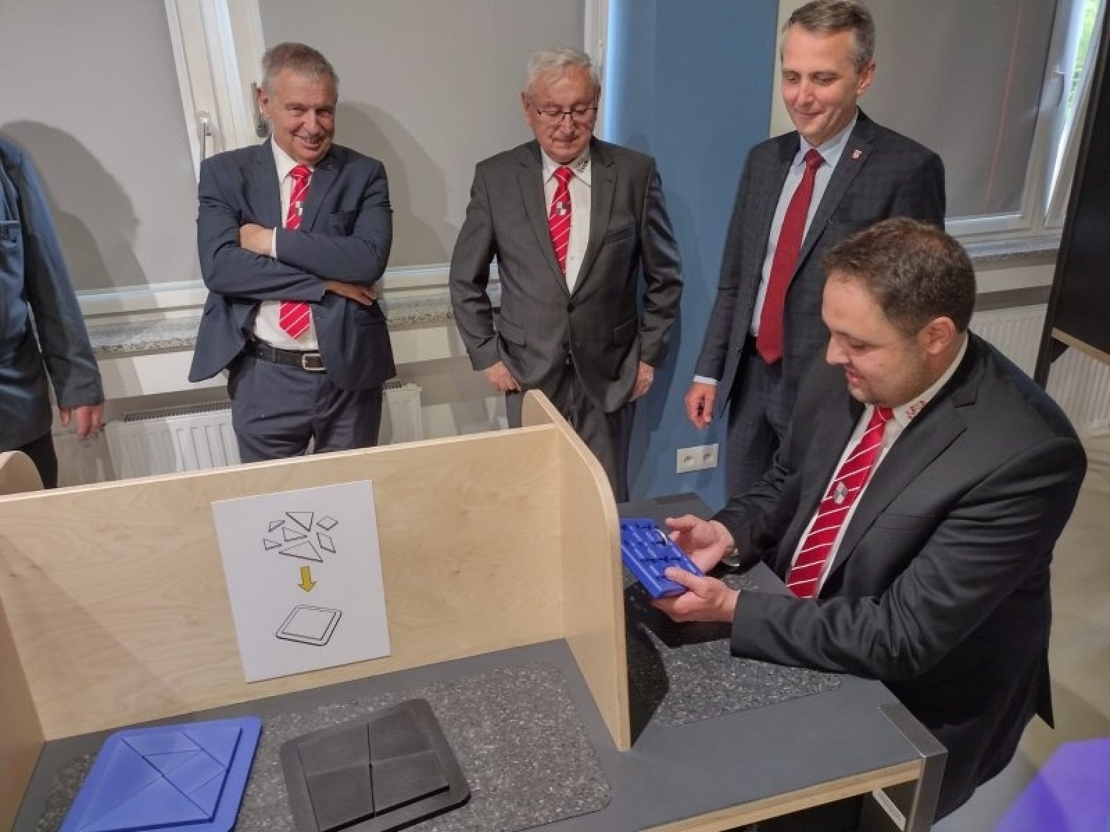 Zdjęcie w galerii na portalu naszraciborz.pl: Posadzili jabłonkę na 30-lecie współpracy miast wiadomości z regionu