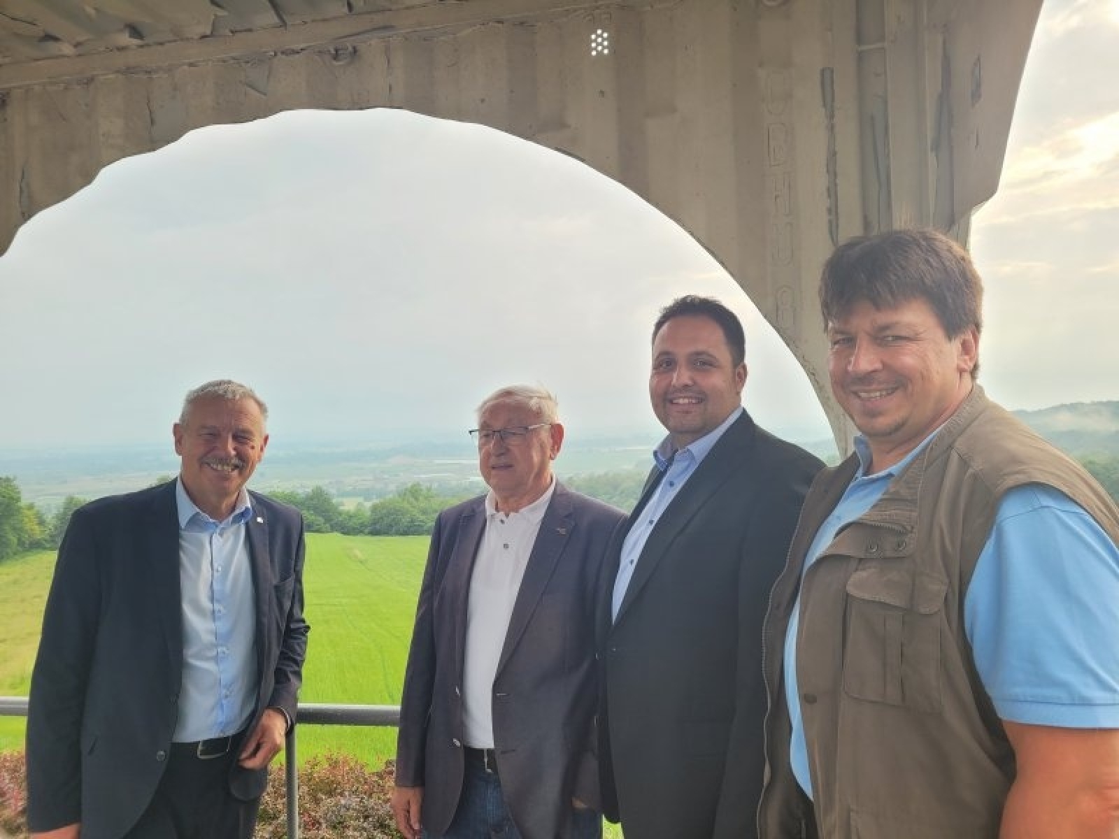 Zdjęcie w galerii na portalu naszraciborz.pl: Posadzili jabłonkę na 30-lecie współpracy miast wiadomości z regionu