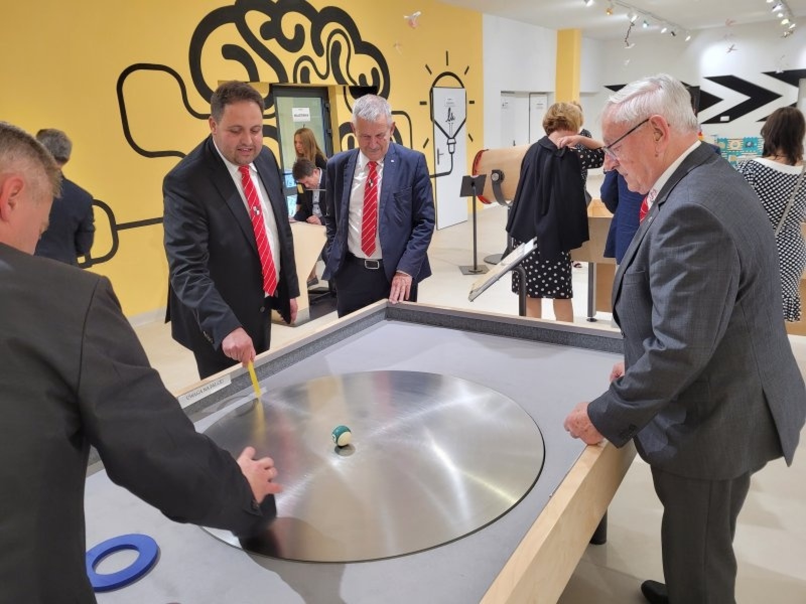 Zdjęcie w galerii na portalu naszraciborz.pl: Posadzili jabłonkę na 30-lecie współpracy miast wiadomości z regionu