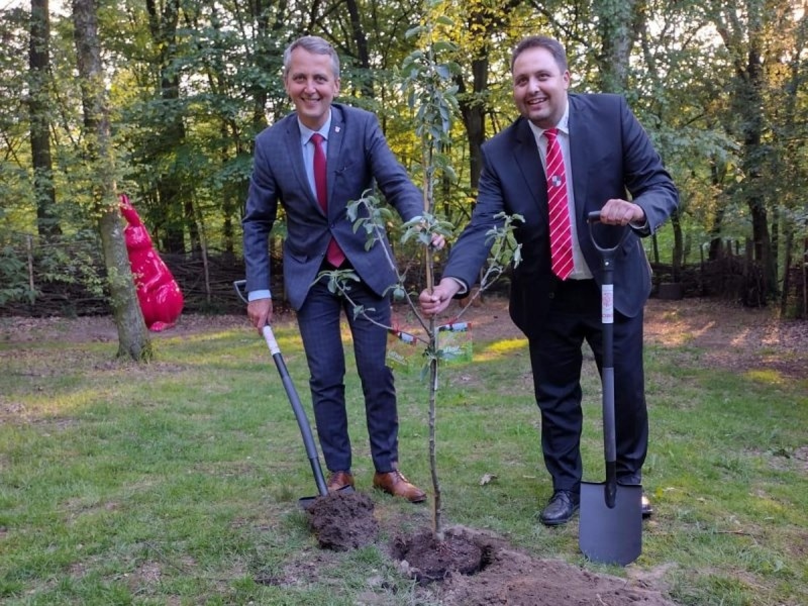 Zdjęcie w galerii na portalu naszraciborz.pl: Posadzili jabłonkę na 30-lecie współpracy miast wiadomości z regionu